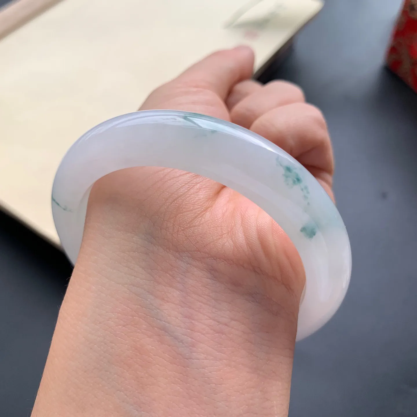 54.5圈口飘花正圈手镯 尺寸：54.5-11.8-8.5，细腻釉洁，花色飘逸