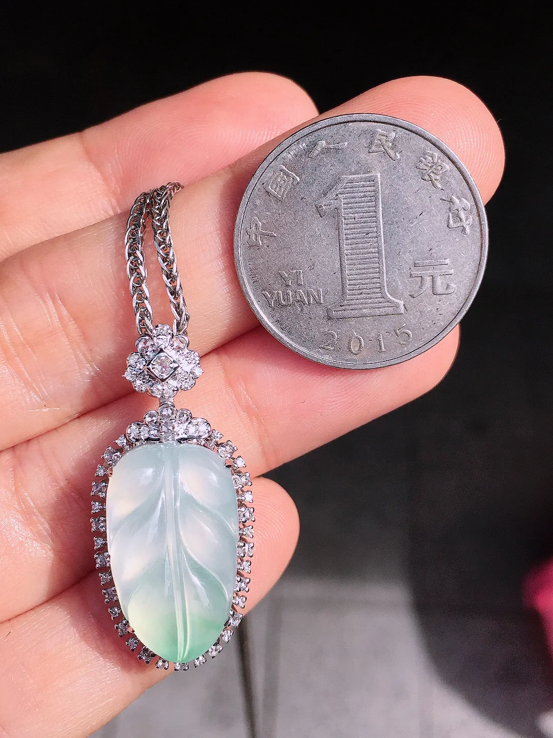 冰飘绿玉叶吊坠，色泽艳丽，玉质细腻，荧光感超
强，饱满圆润，尽显优雅气质，18k
金豪华镶嵌