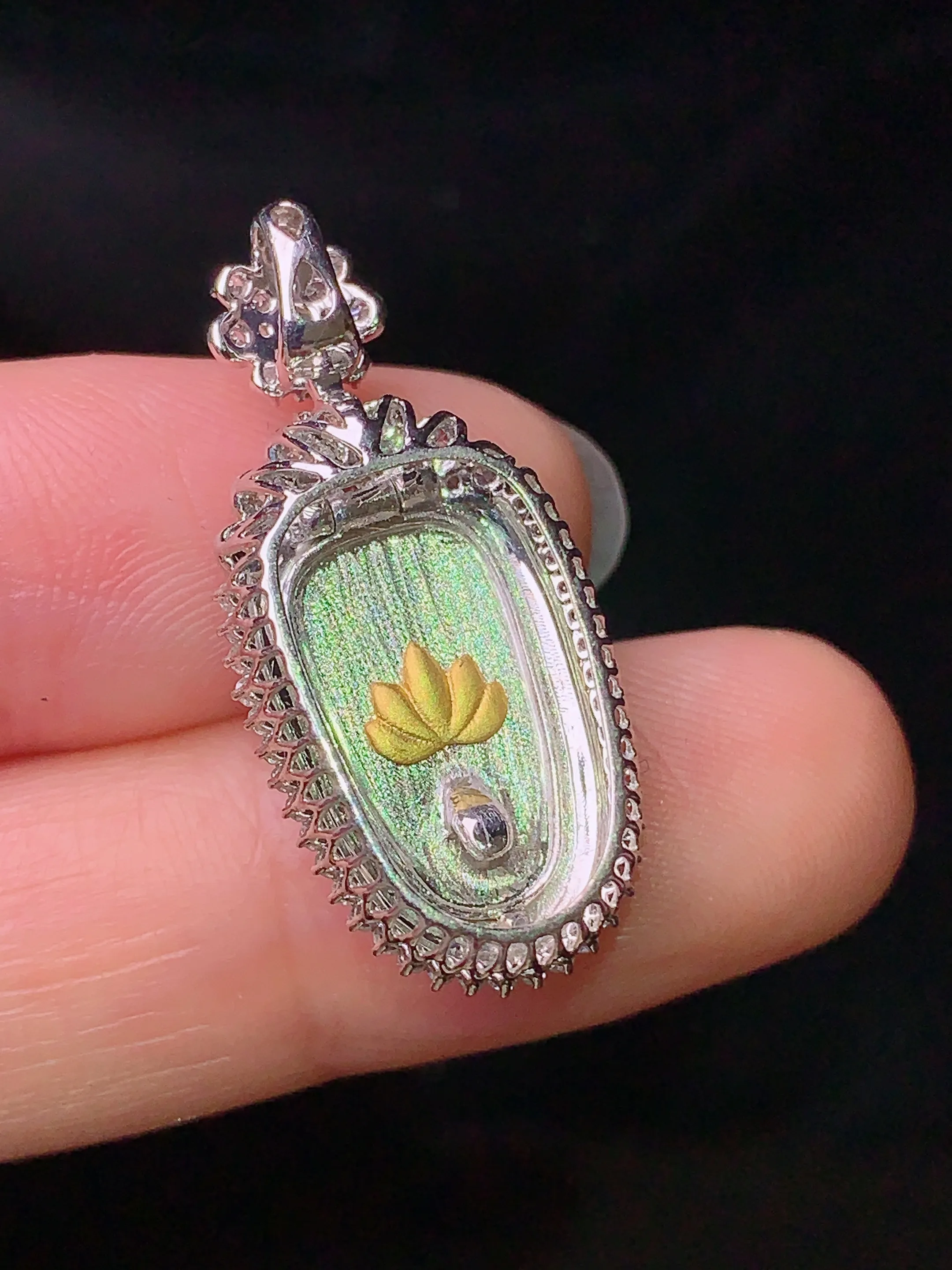 18k金钻镶嵌飘绿树叶吊坠 玉质细腻 色泽清新艳丽 整体尺寸28.5*13.2*7