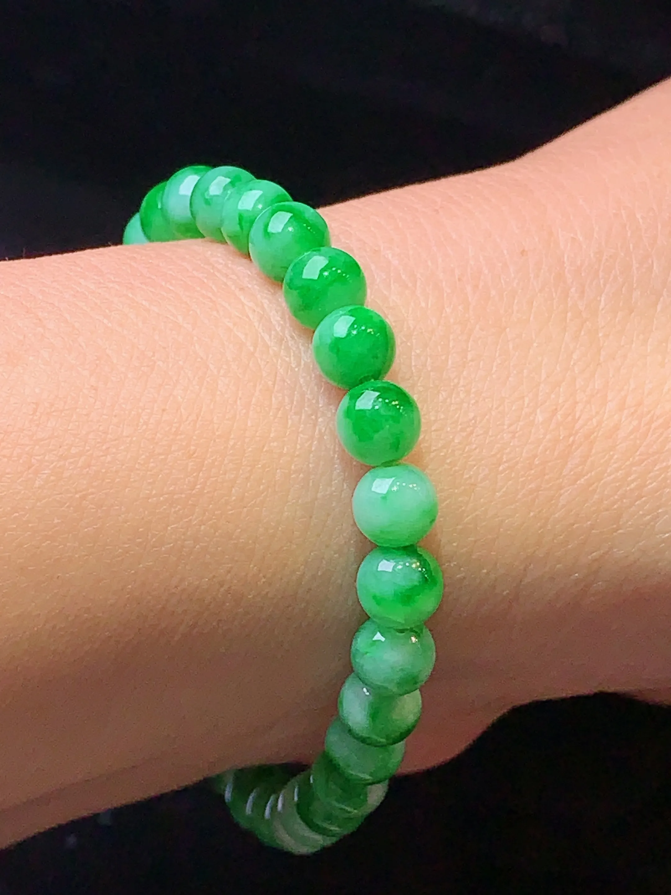 翠绿圆珠手链 玉质细腻 色泽清新艳丽 整体尺寸5.6