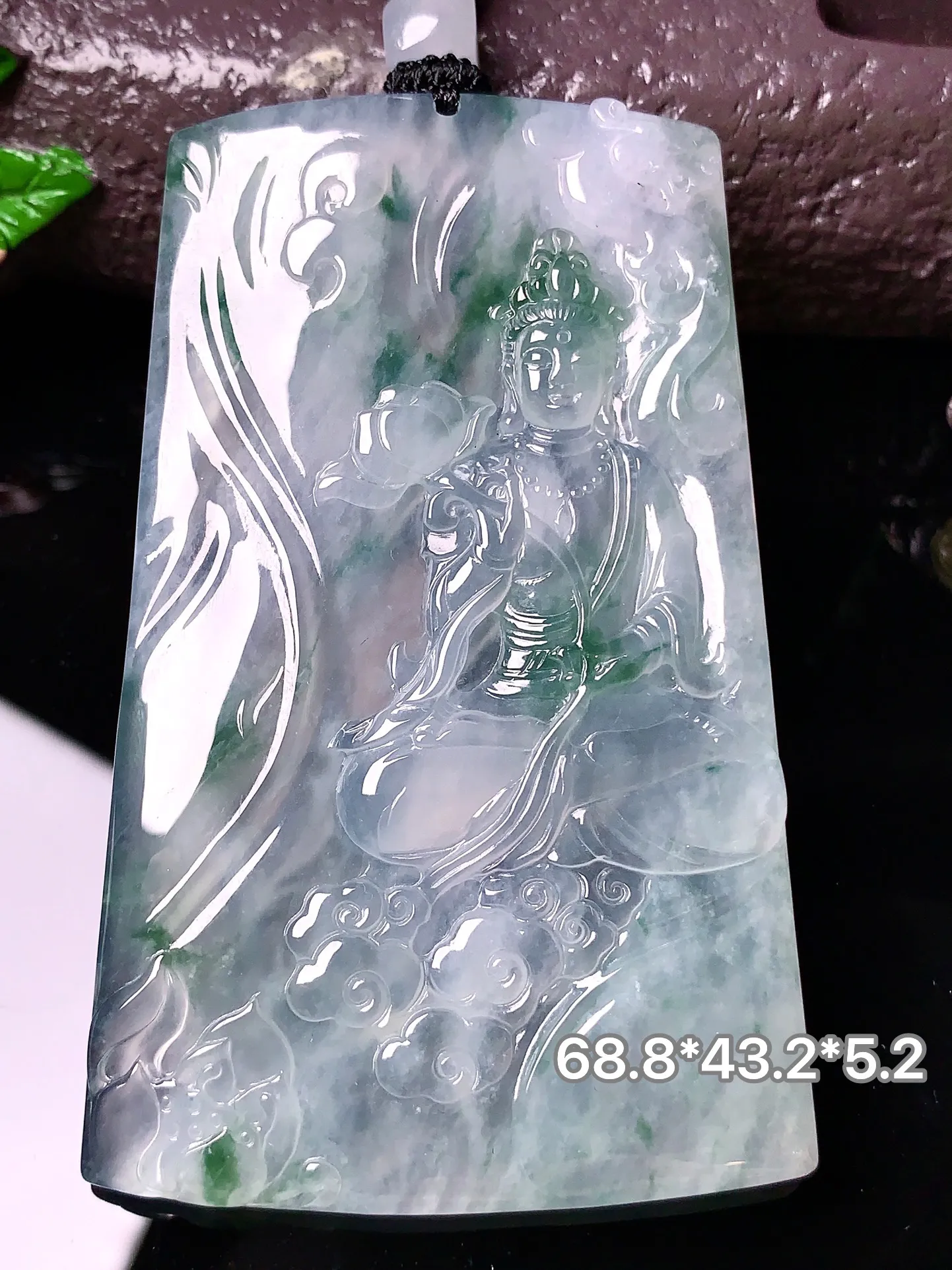 冰种飘绿观音吊坠 玉质细腻 色泽清新艳丽 整体尺寸68.8*43.2*5.2