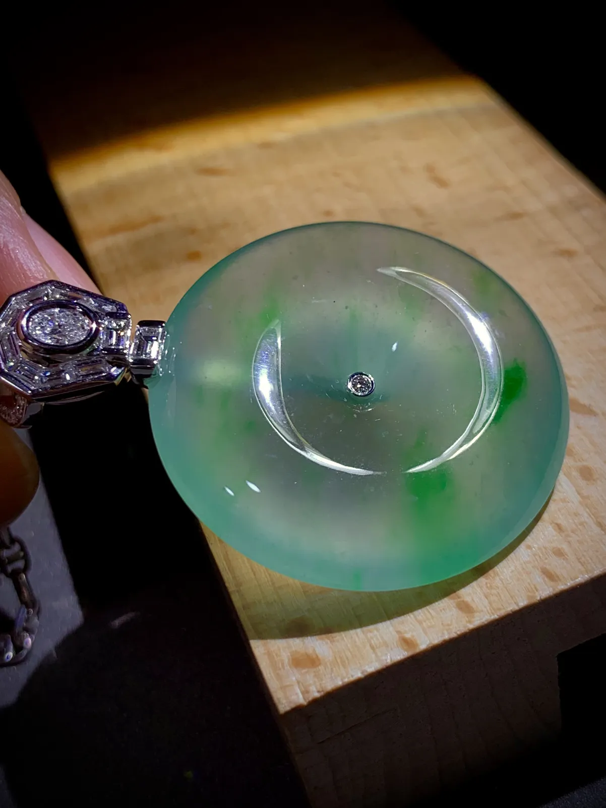 高质量绿花平安扣。44-裸石32-6.2mm，
15.45g，18K金，南非钻，