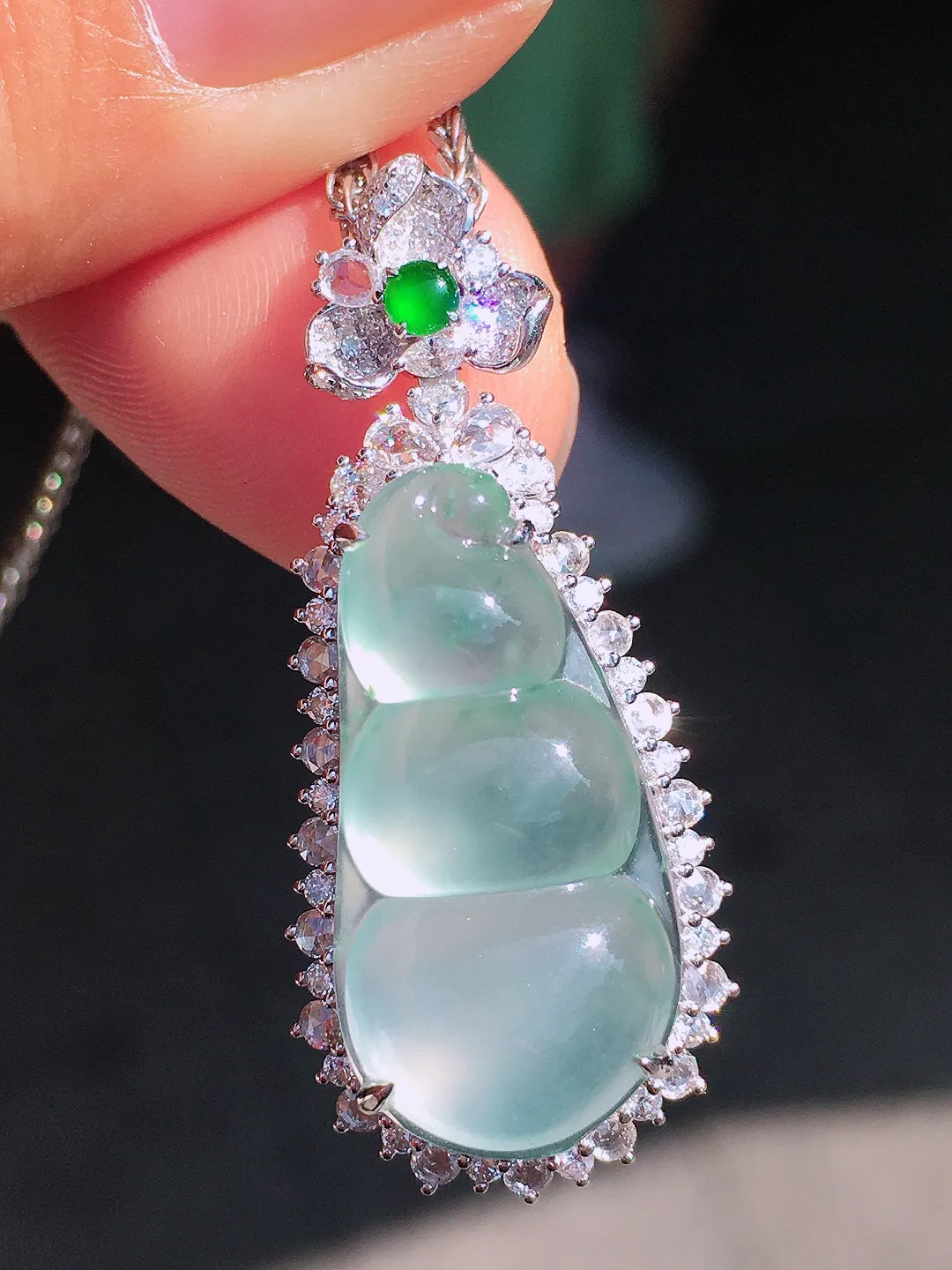 冰种福豆吊坠，玉质细腻，荧光感超
强，饱满圆润，尽显优雅气质，18k
金豪华镶嵌