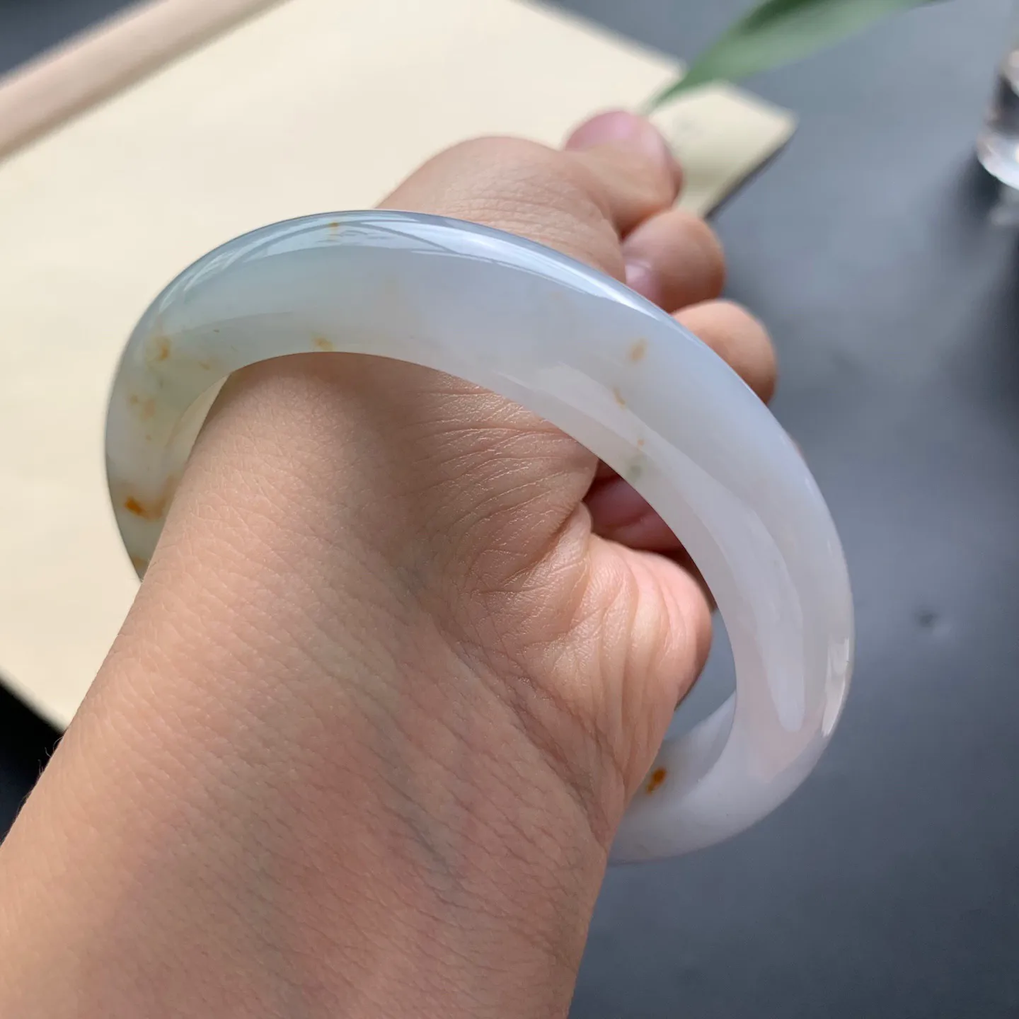 58.2圈囗飘黄翡正圈手镯 尺寸：58.2-12-8.8，无纹裂，细腻光滑，色泽亮丽