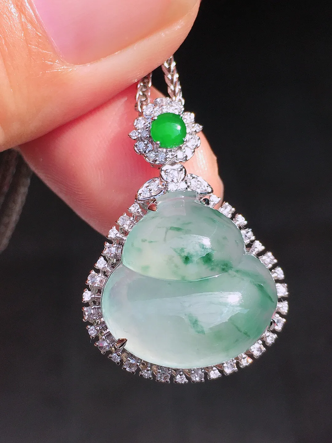 冰飘绿葫芦吊坠，色泽艳丽，玉质细腻，荧光感超
强，饱满圆润，尽显优雅气质，18k
金豪华镶嵌