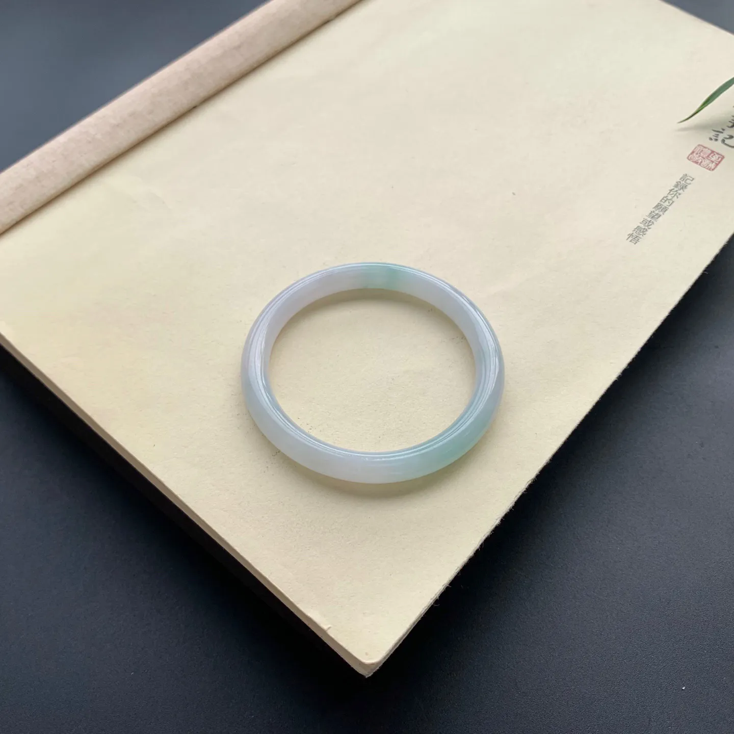 52圈口底色细糯圆条手镯 尺寸：52-8-7.2，无纹裂，细腻釉洁，清爽干净