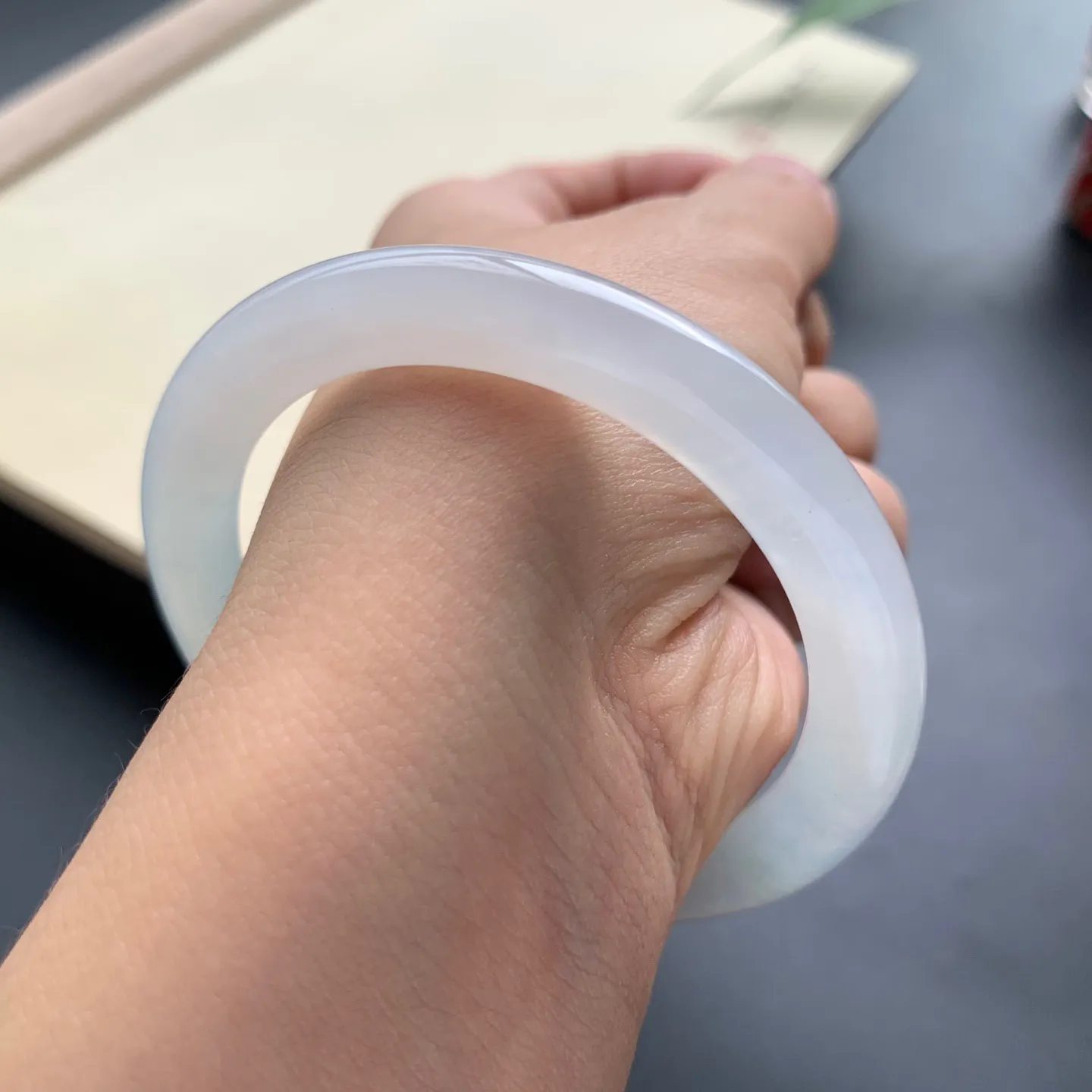 51.8圈口冰种圆条手镯 尺寸：51.8-6-8.5，无纹裂，水润透亮，胶感十足