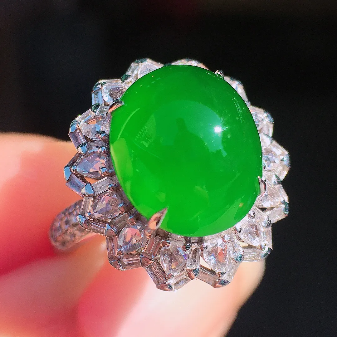 满绿蛋面戒指，色泽均匀浓郁，玉质细腻，荧光感超
强，饱满圆润，尽显优雅气质，18k
金豪华镶嵌