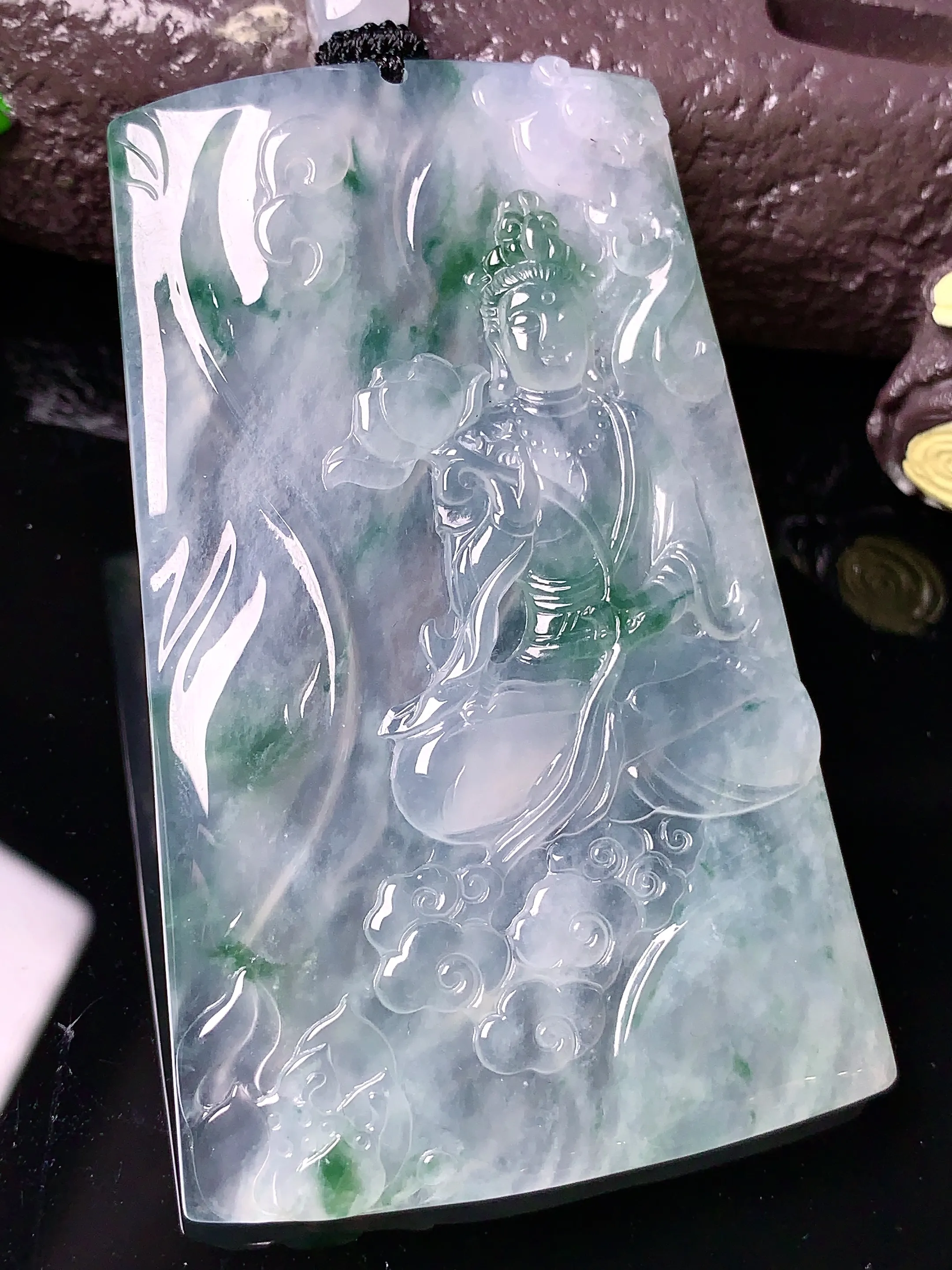 冰种飘绿观音菩萨吊坠 玉质细腻 色泽清新艳丽 整体尺寸68.8*43.2*5.2