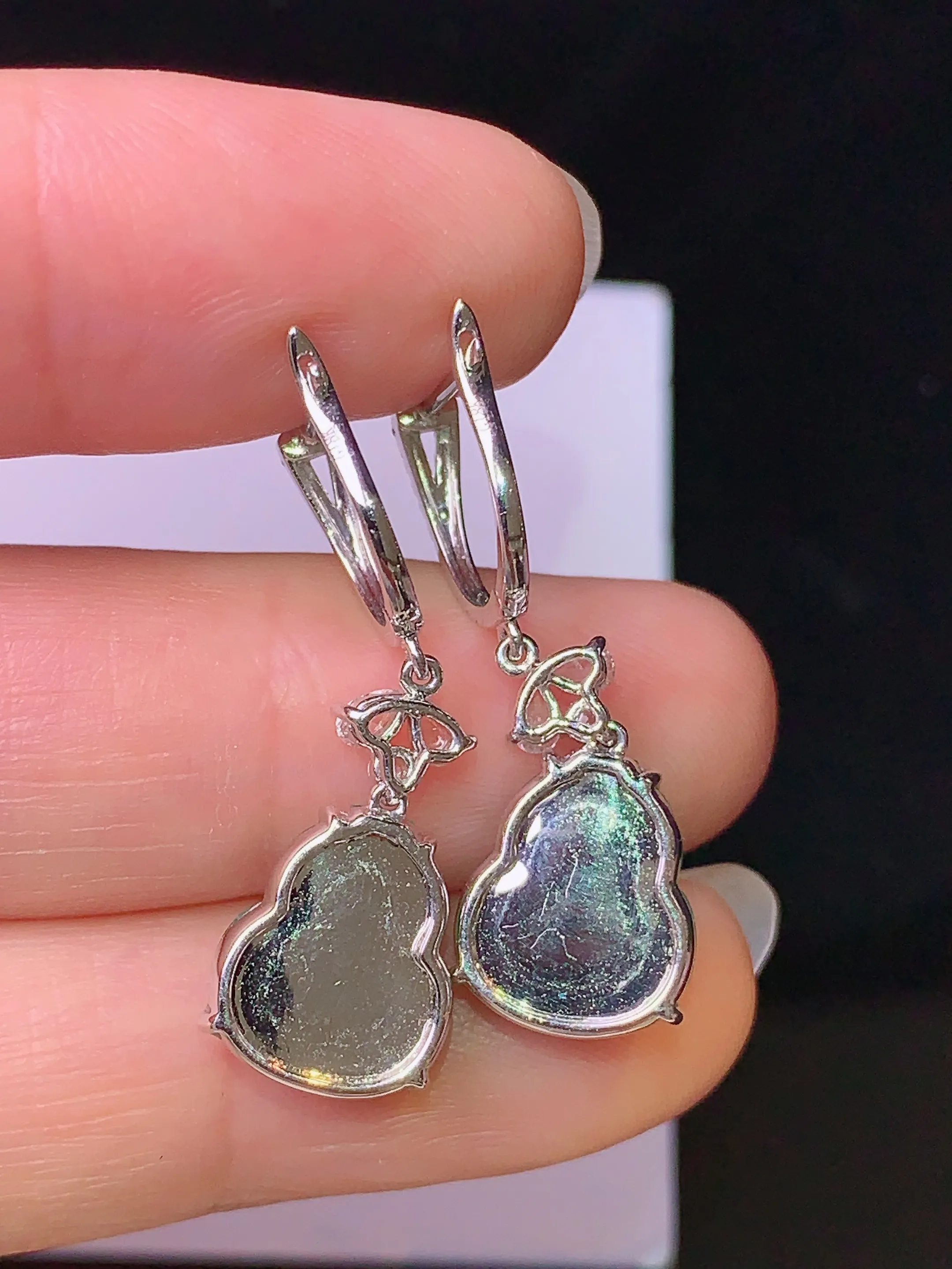 18k金钻镶嵌翠绿葫芦耳坠 玉质细腻 色泽清新艳丽 整体尺寸28.8*9.6*4.3