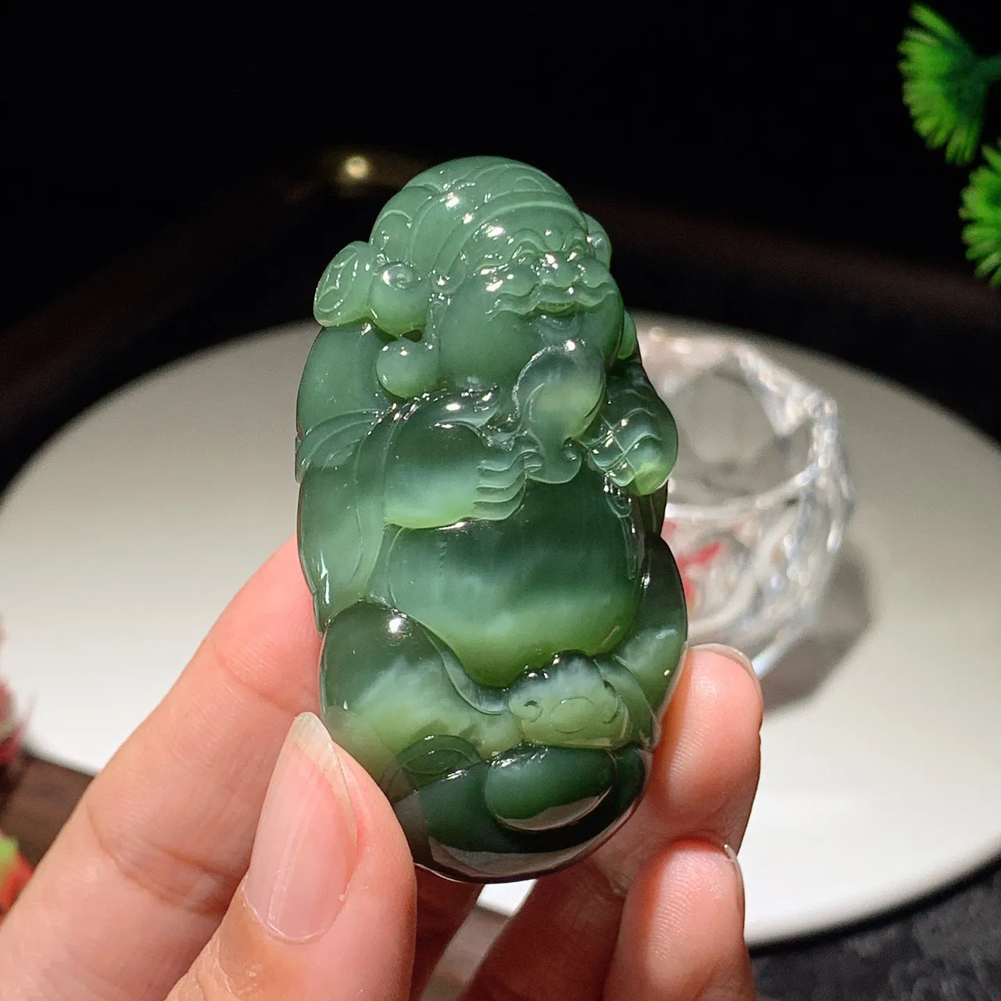 和田玉菠菜绿猫眼俄罗斯碧玉财神爷把件。尺寸58/33/18重60克。玉质细腻油润。手推出油。佩戴高端典雅。lt251114