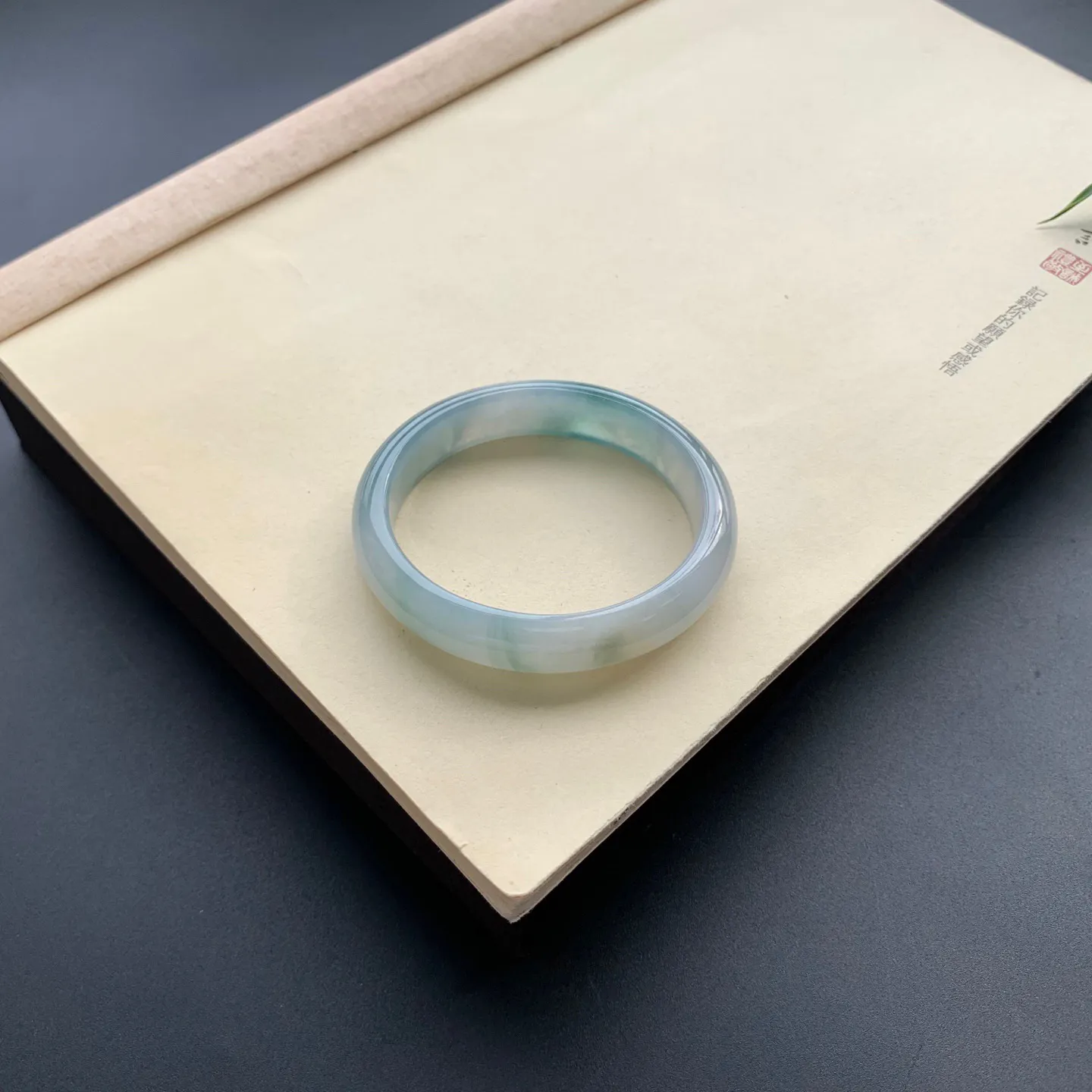 54圈口油底贵妃手镯 尺寸：54-48.3-12.3-7，无纹裂，细腻光滑，水润起胶