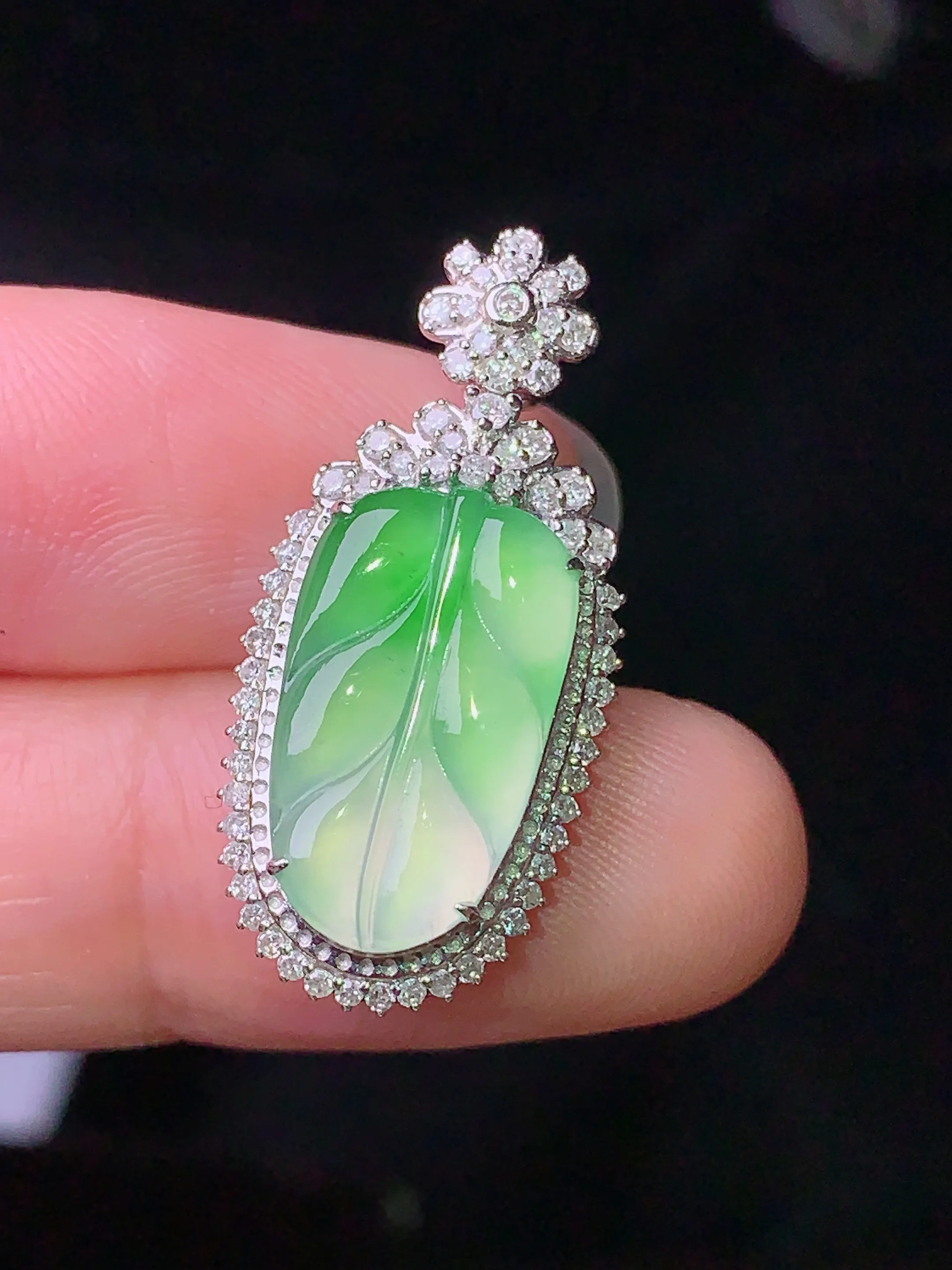 18k金钻镶嵌飘绿树叶吊坠 玉质细腻 色泽清新艳丽 整体尺寸28.5*13.2*7