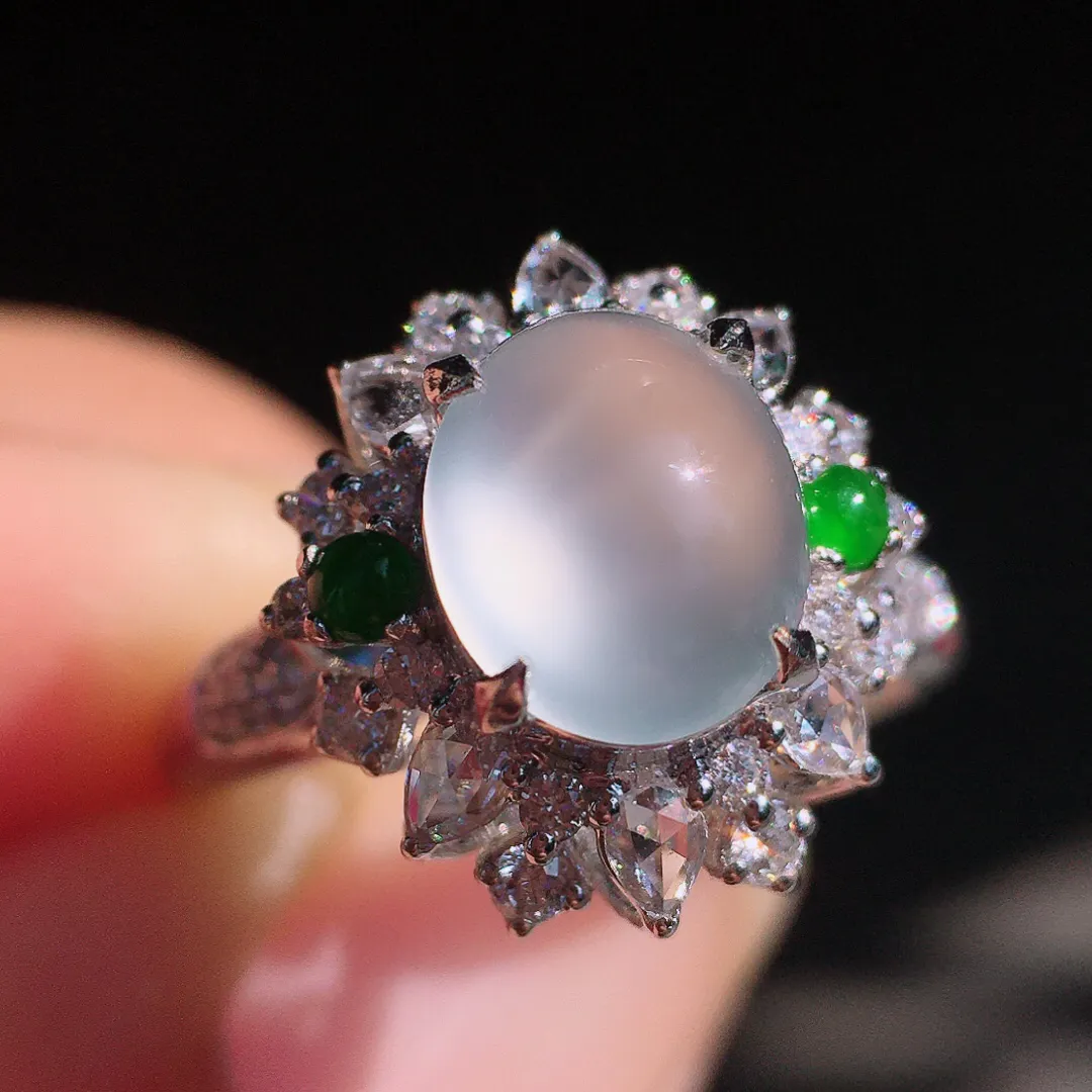 玻璃种蛋面戒指，玉质细腻，荧光感超
强，饱满圆润，尽显优雅气质，18k
金豪华镶嵌