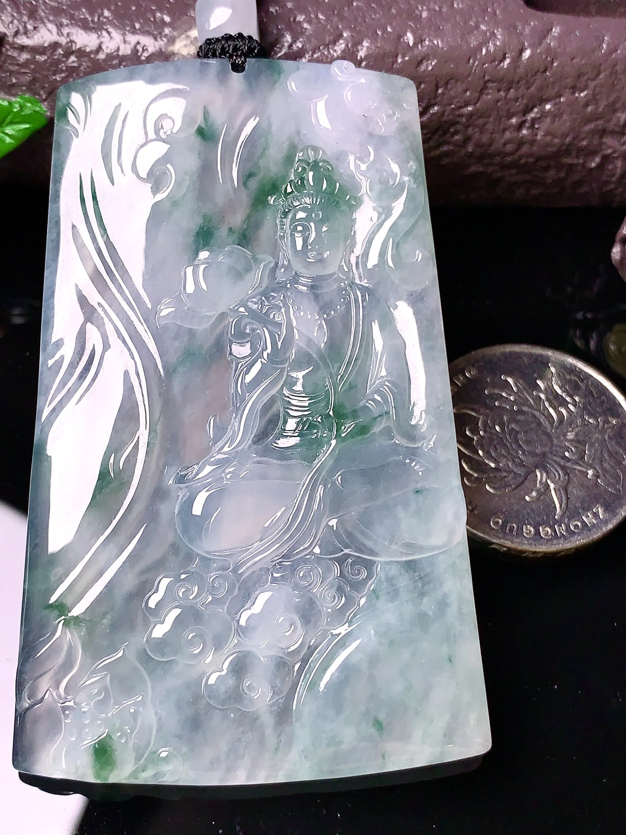 冰种飘绿观音吊坠 玉质细腻 色泽清新艳丽 整体尺寸68.8*43.2*5.2