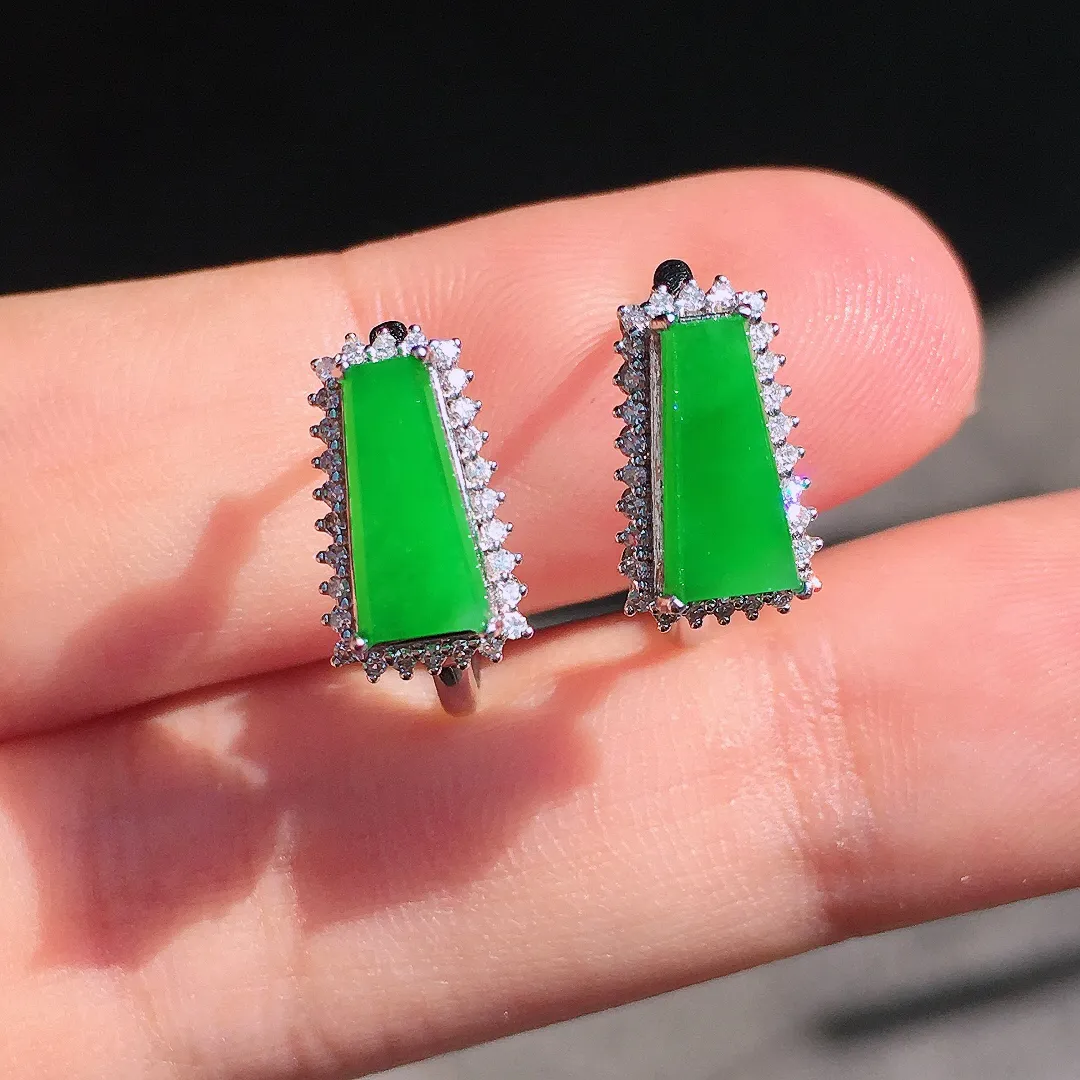 阳绿马鞍耳钉，色泽均匀艳丽，玉质细腻，荧光感超
强，饱满圆润，尽显优雅气质，18k
金豪华镶嵌