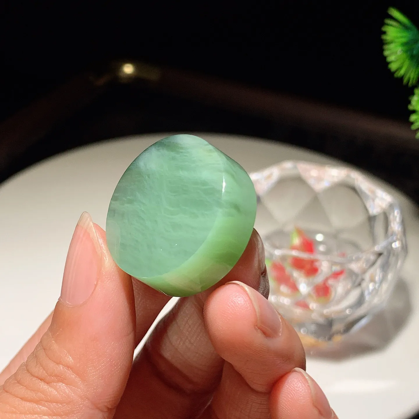 和田玉阳绿猫眼俄罗斯碧玉平安无事圆牌挂件。尺寸26/13重17.5克。玉质细腻油润。手推出油。佩戴高