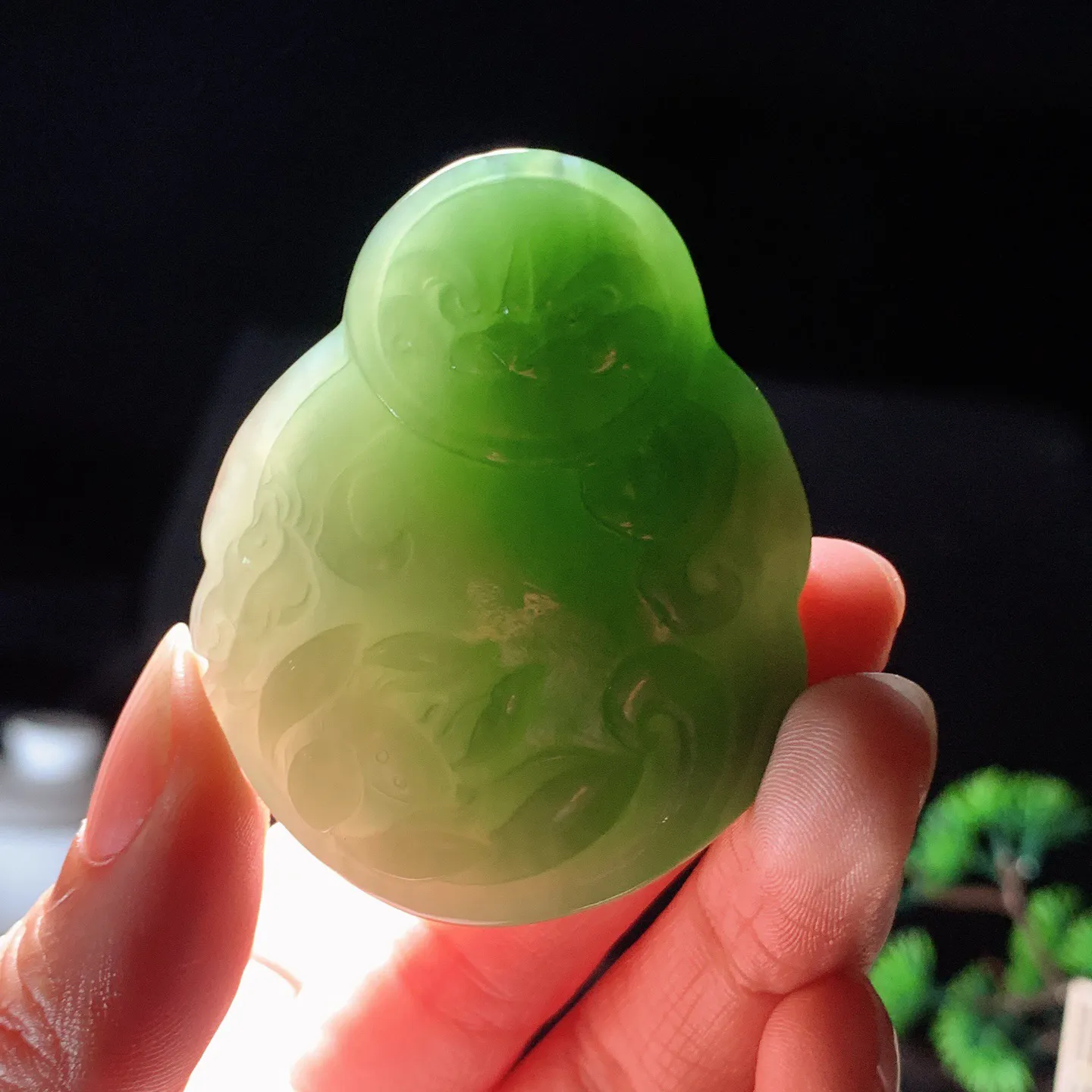 和田玉阳绿俄罗斯碧玉佛引福来挂件。尺寸54/43/12重42.8克。玉质细腻油润。手推出油。佩戴高端典雅。lt251114