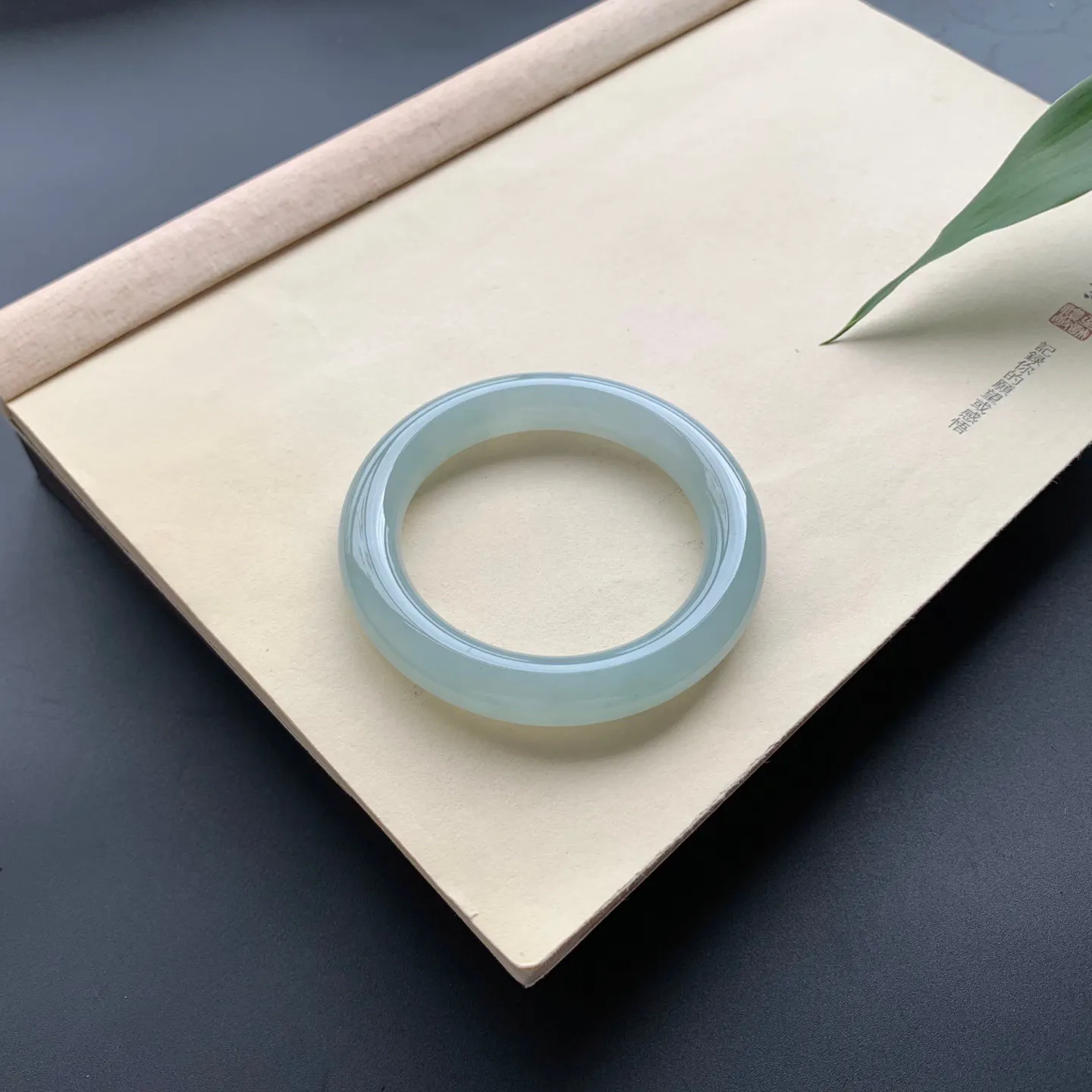 55.8圈口冰晴底圆条手镯 尺寸：55.8-11.8-11.2，水润饱满，胶感十足