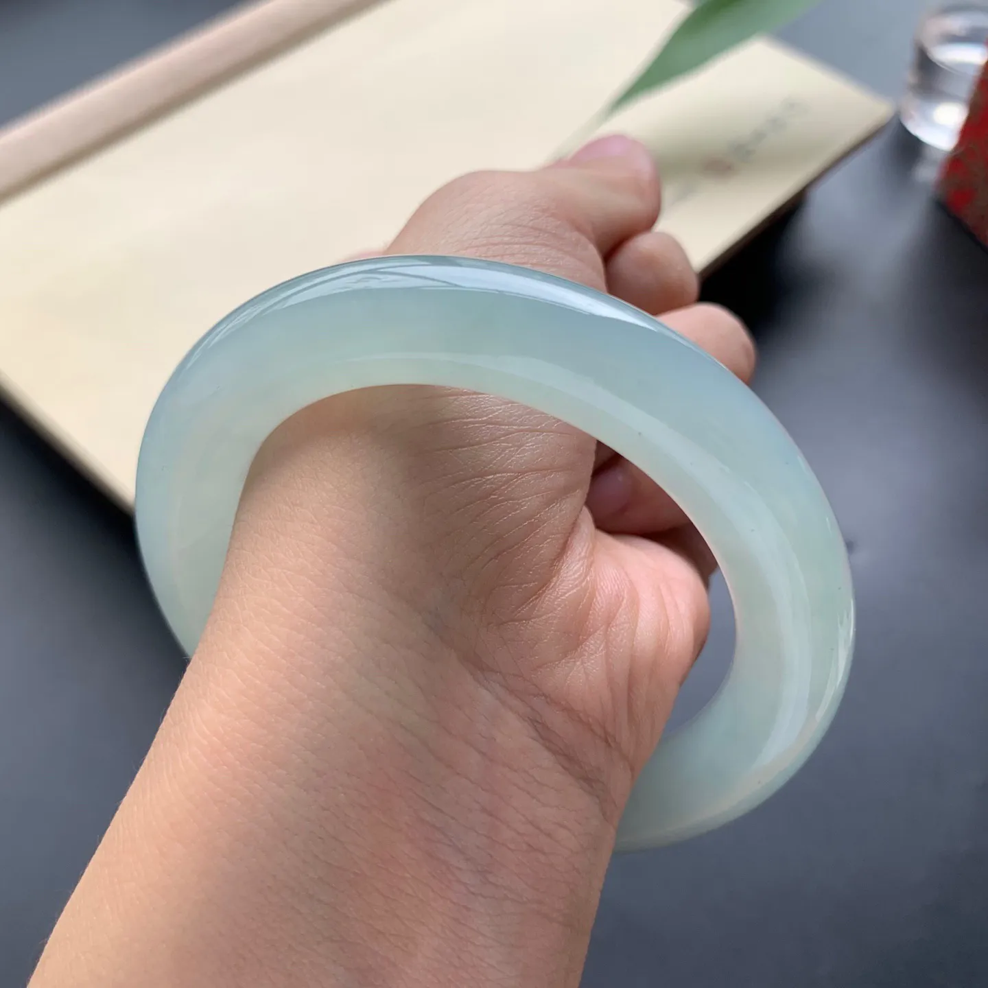 55.8圈口冰晴底圆条手镯 尺寸：55.8-11.8-11.2，水润饱满，胶感十足