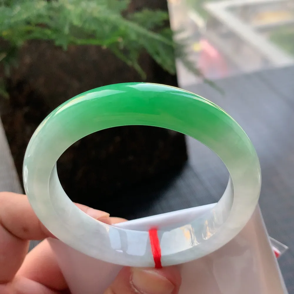 正圈一大节阳绿 无瑕 尺寸:54.8/13.1/8.8 色阳