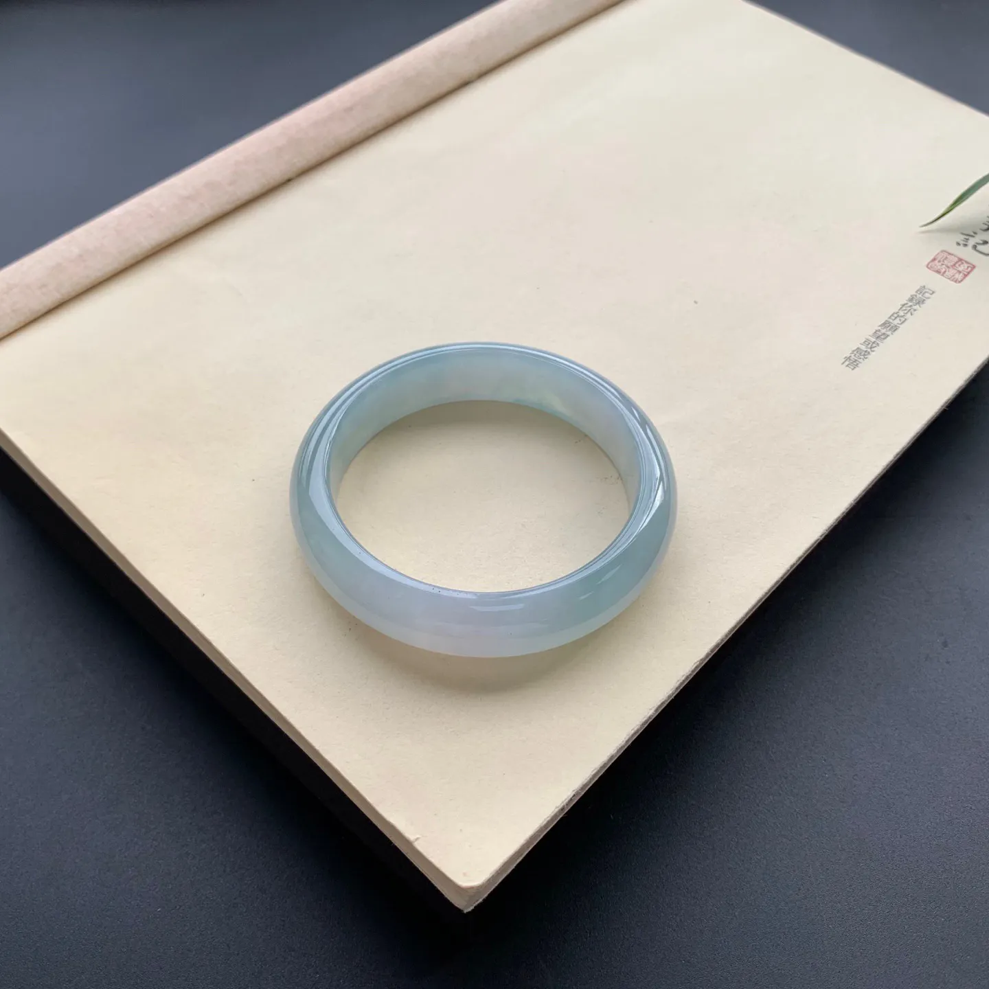 57圈口飘花正圈手镯 尺寸：57-13.8-8，无纹裂，细腻起胶，宽版大气