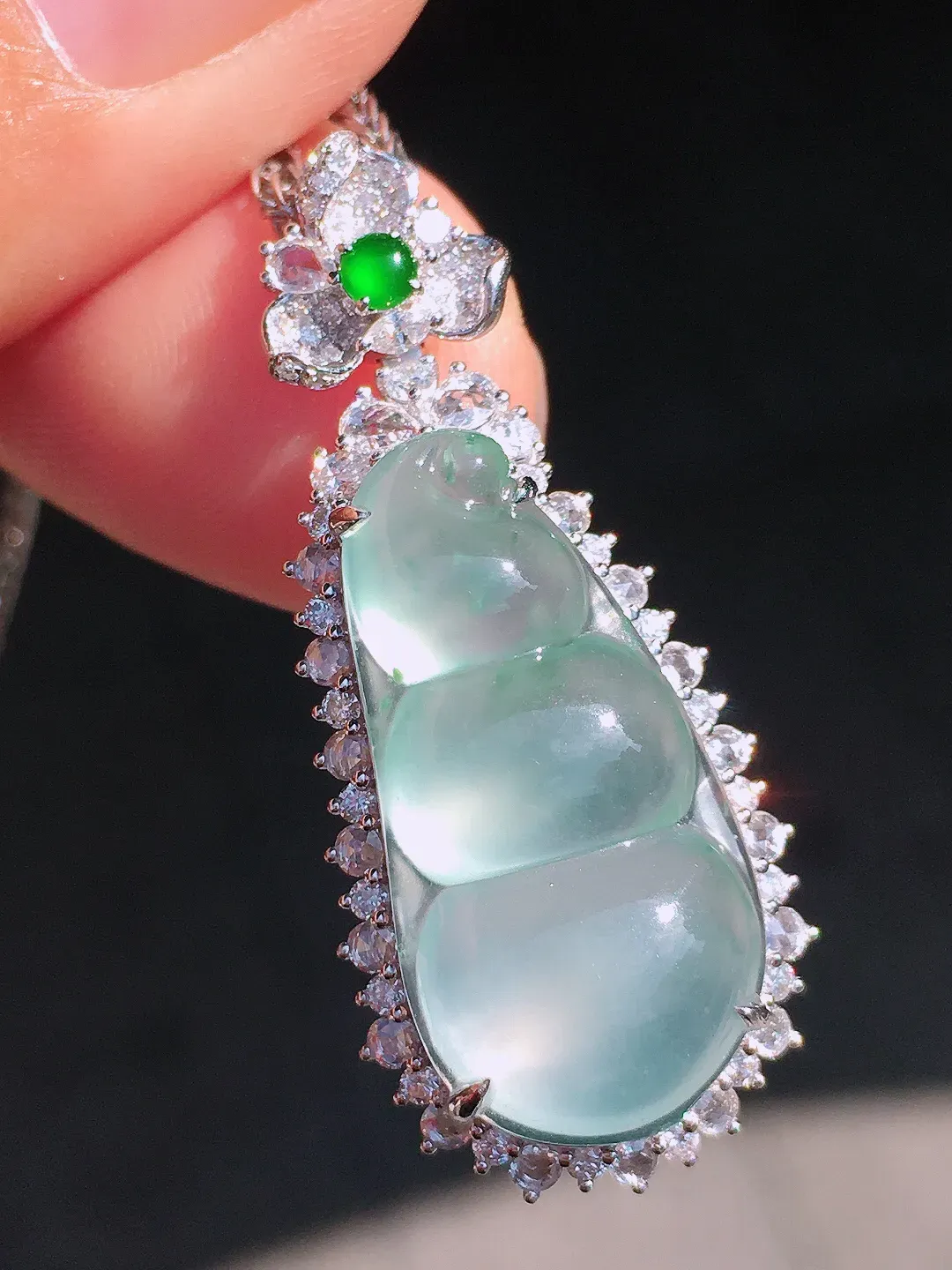 冰种福豆吊坠，玉质细腻，荧光感超
强，饱满圆润，尽显优雅气质，18k
金豪华镶嵌