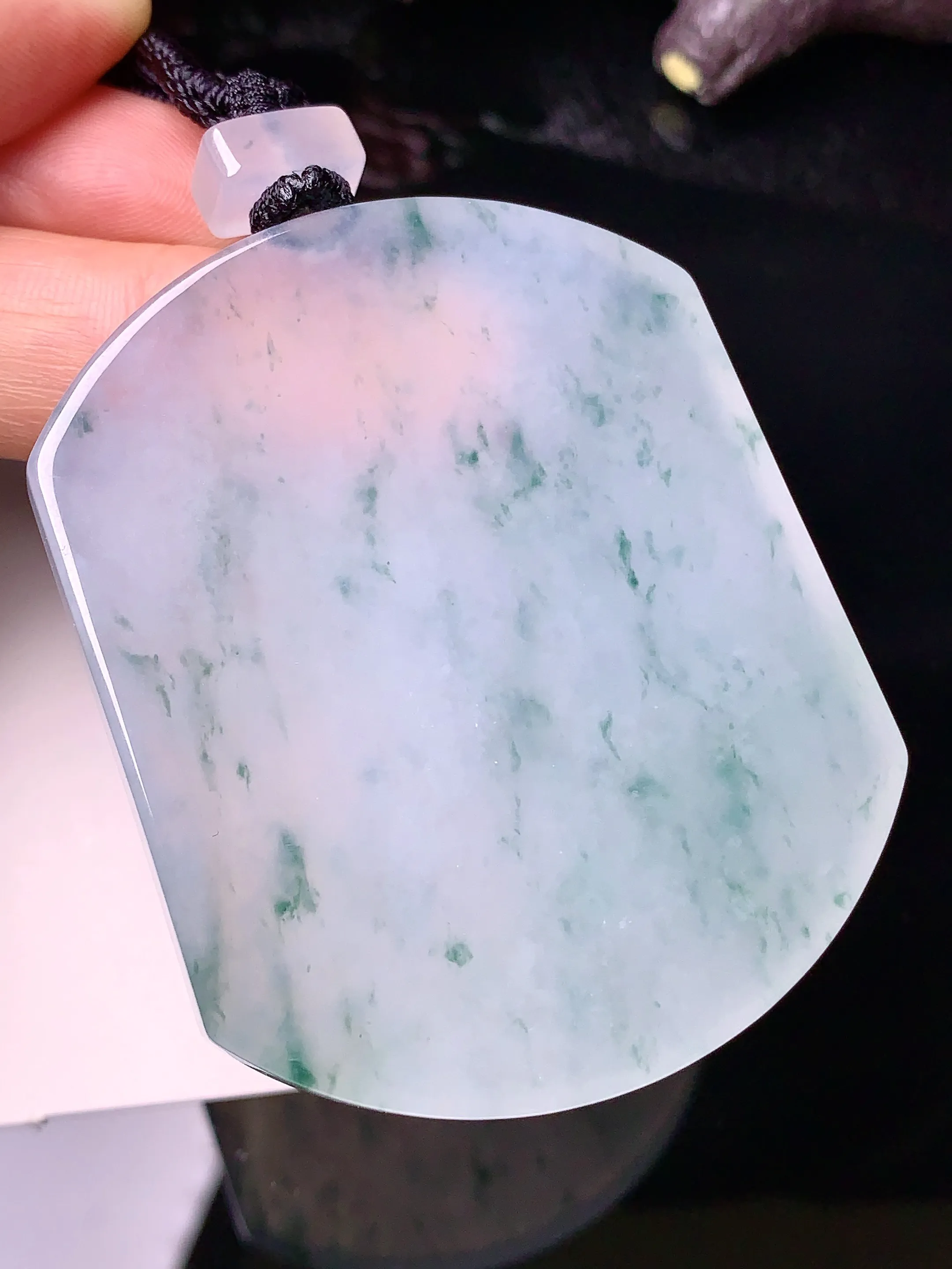 冰种飘花无事牌吊坠 玉质细腻 色泽清新艳丽 整体尺寸56.6*46*6.5