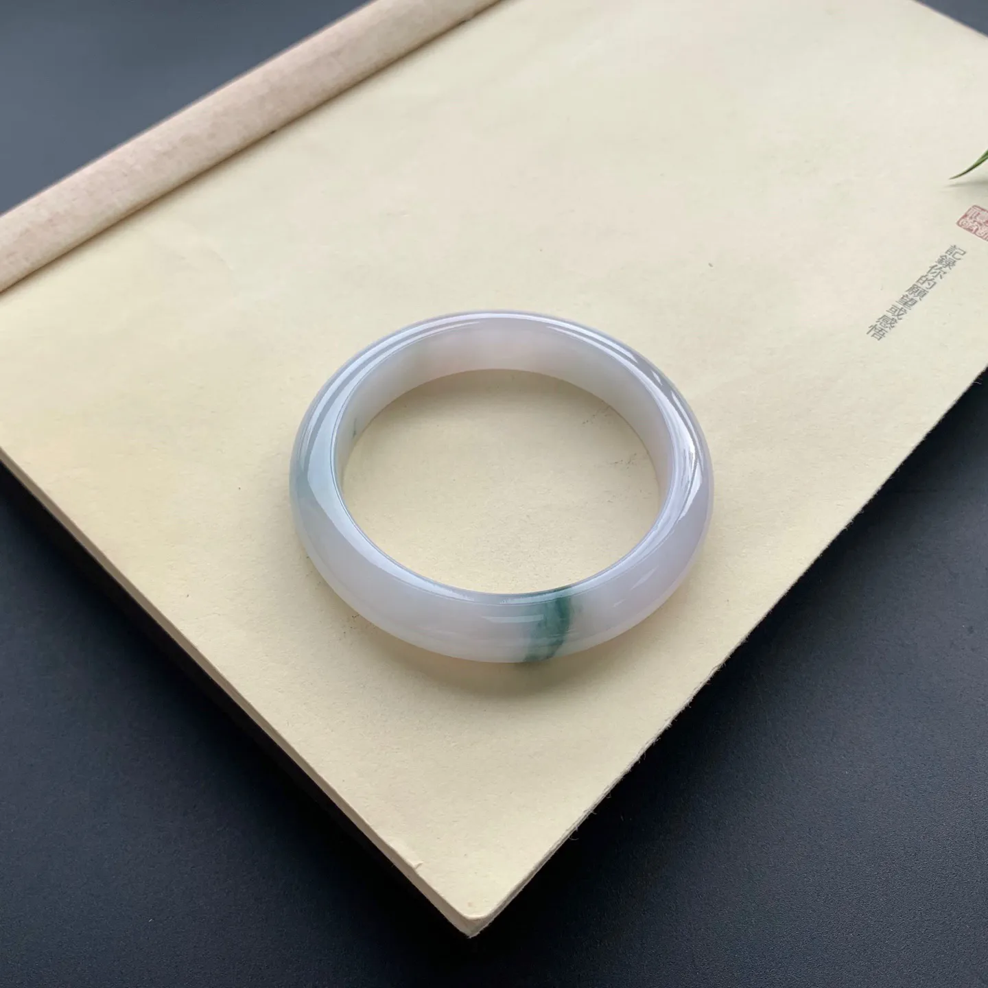 58圈口飘花正圈手镯 尺寸：58-12.2-9，无纹裂，细腻光滑，花色飘逸