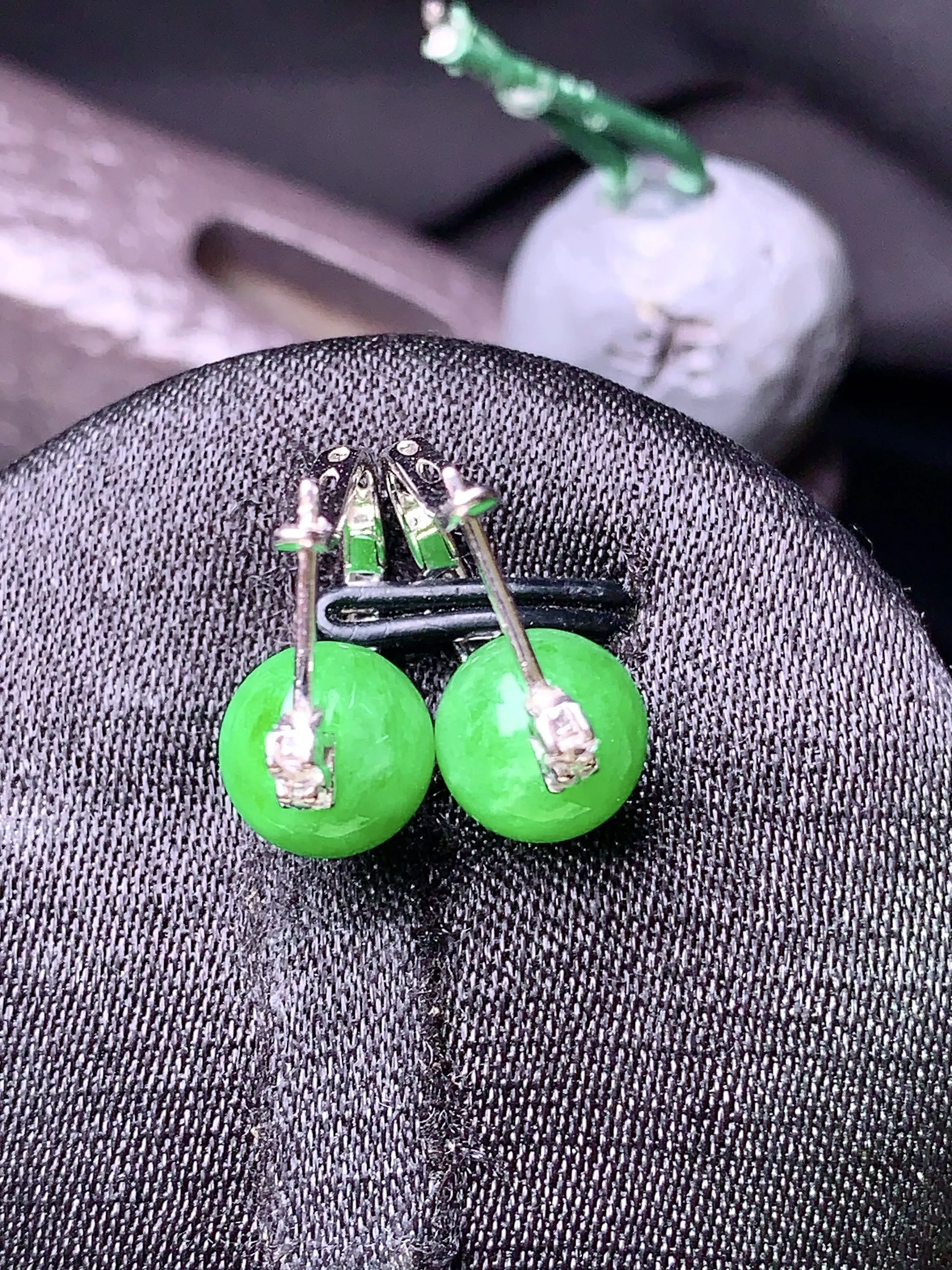 18k金钻镶嵌翠绿圆珠耳钉 玉质细腻 色泽清新艳丽 整体尺寸7.8