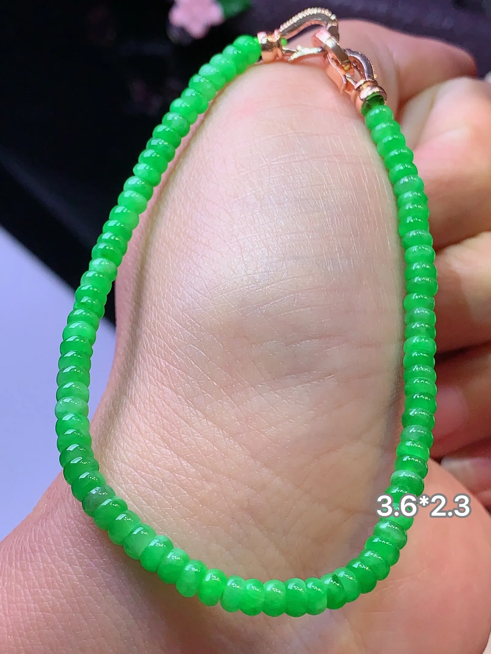 翠绿算盘珠手链 玉质细腻 色泽清新艳丽 整体尺寸3.6*2.3