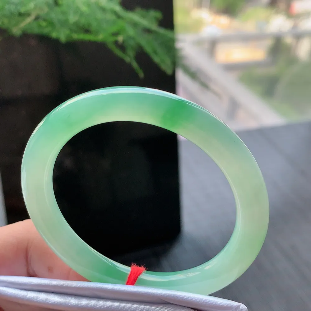 圆条高冰阳绿 无瑕 尺寸:54.1/8.2/8.6 种色俱佳🥰🥰