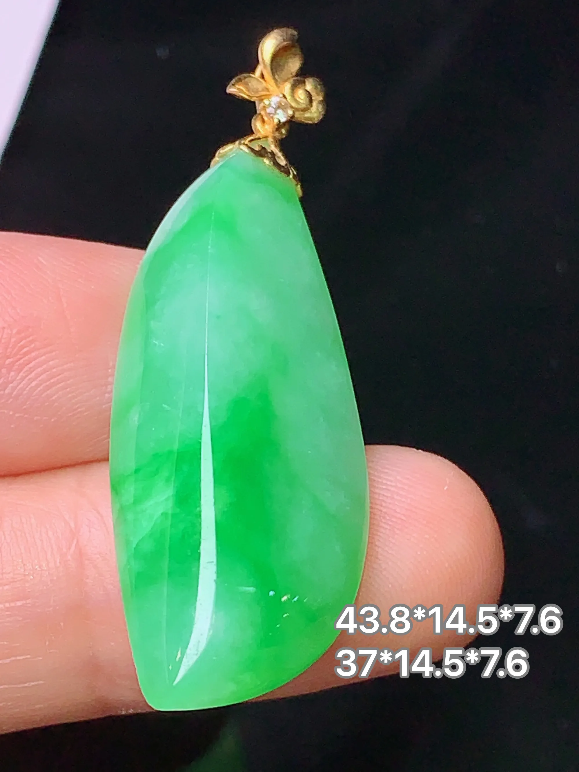 18k金镶嵌翠绿随形吊坠 玉质细腻 色泽清新艳丽 整体尺寸43.8*14.5*7.6