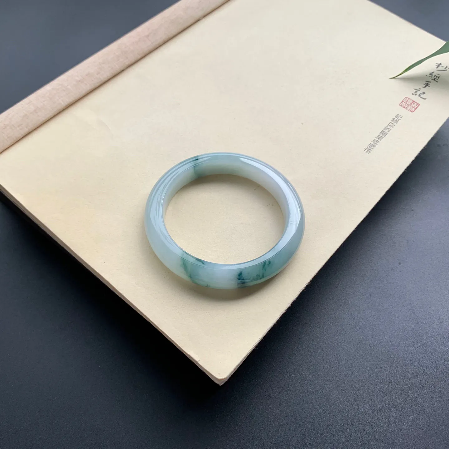 55.3圈口飘花正圈手镯 尺寸：55.3-10.6-9，无纹裂，细腻光滑，花色浓郁