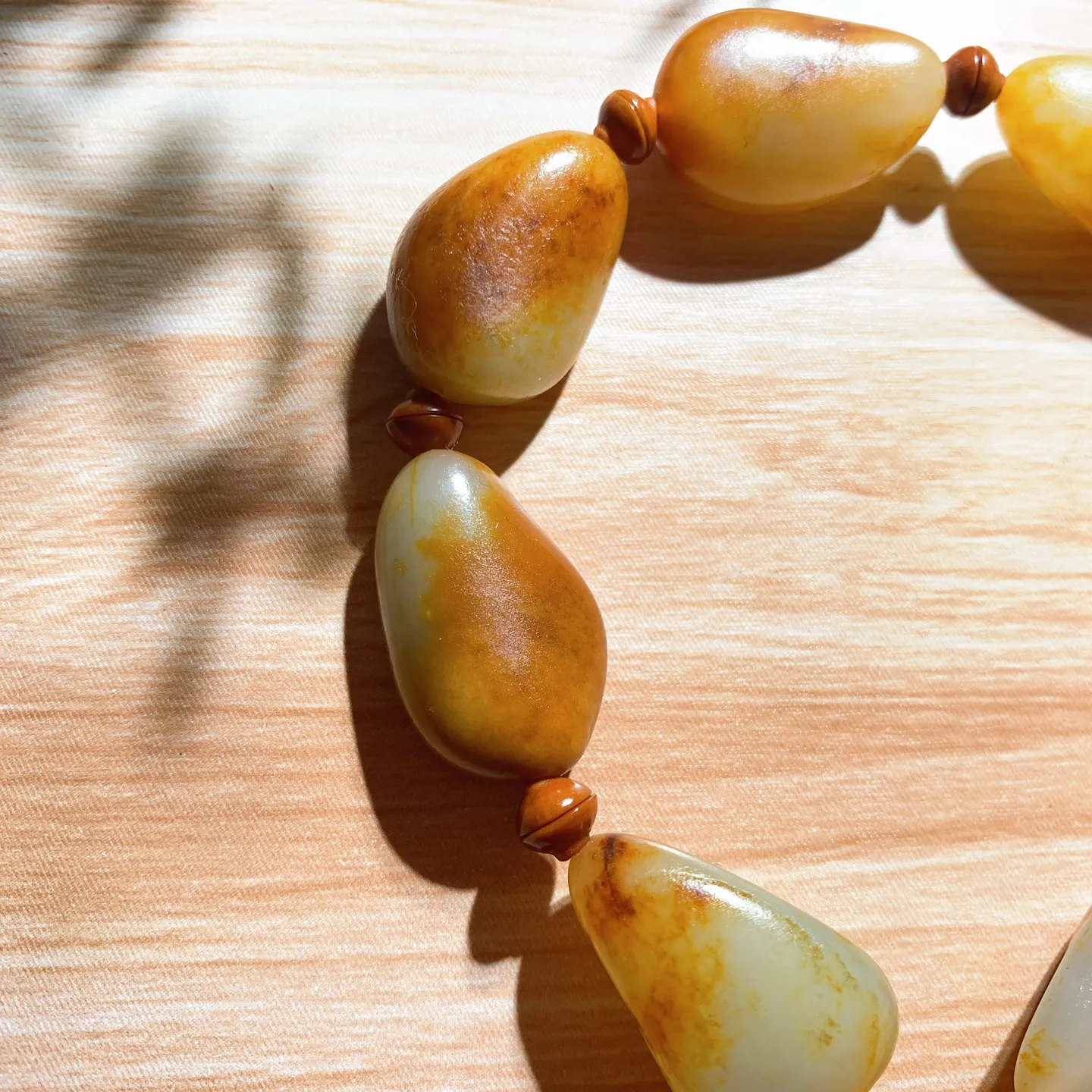 新疆和田玉籽料原石手串。单颗尺寸23/15/10重44.7克。玉质细腻油润。真籽真皮 ，手推出油。佩