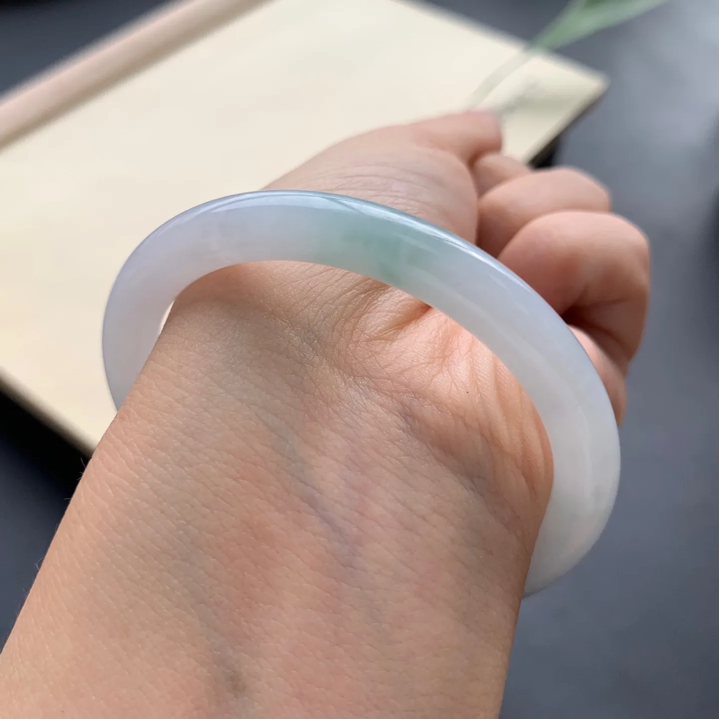 52圈口底色细糯圆条手镯 尺寸：52-8-7.2，无纹裂，细腻釉洁，清爽干净