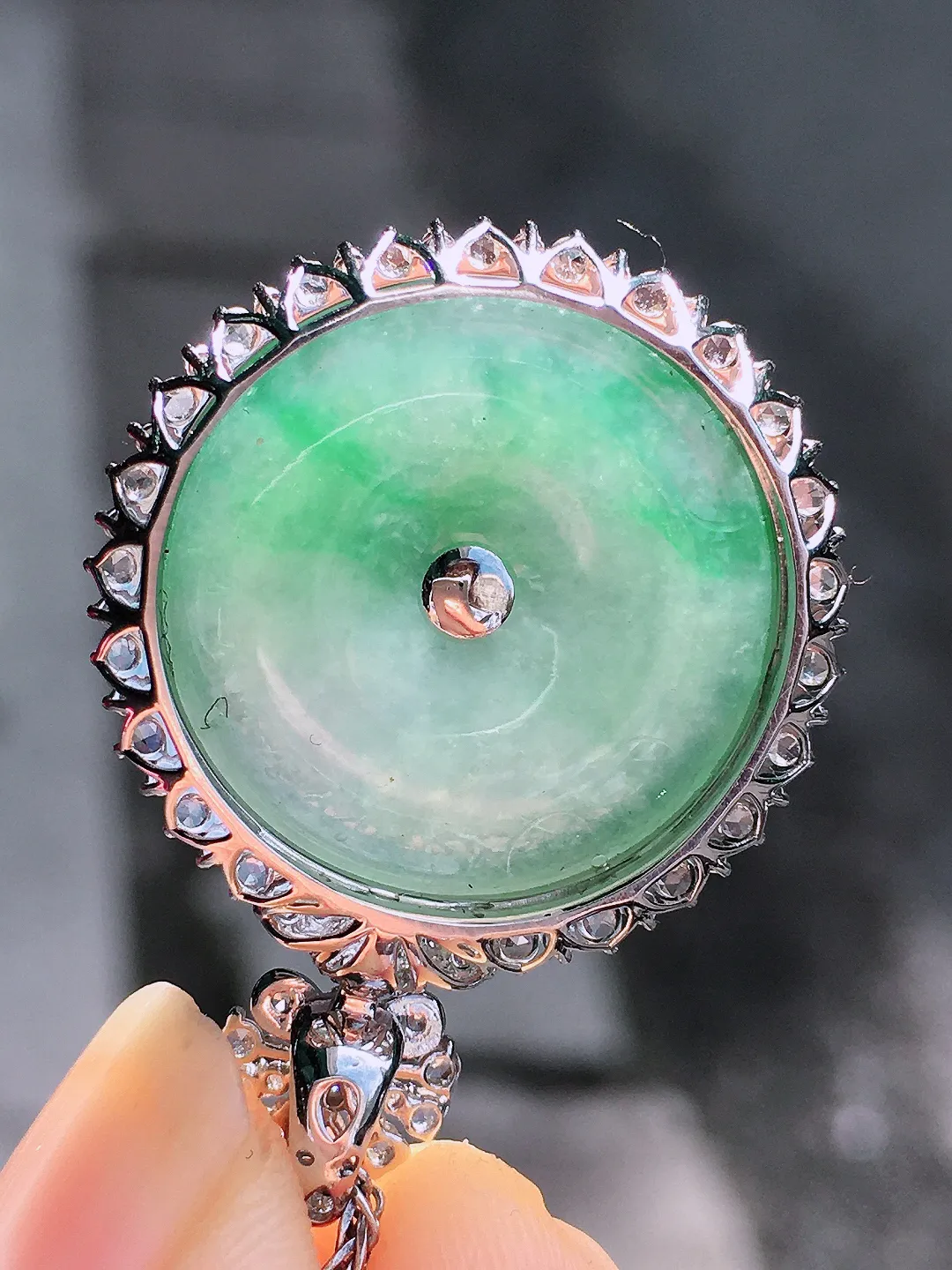 飘绿平安扣吊坠，色泽艳丽，玉质细腻，荧光感超
强，饱满圆润，尽显优雅气质，18k
金豪华镶嵌