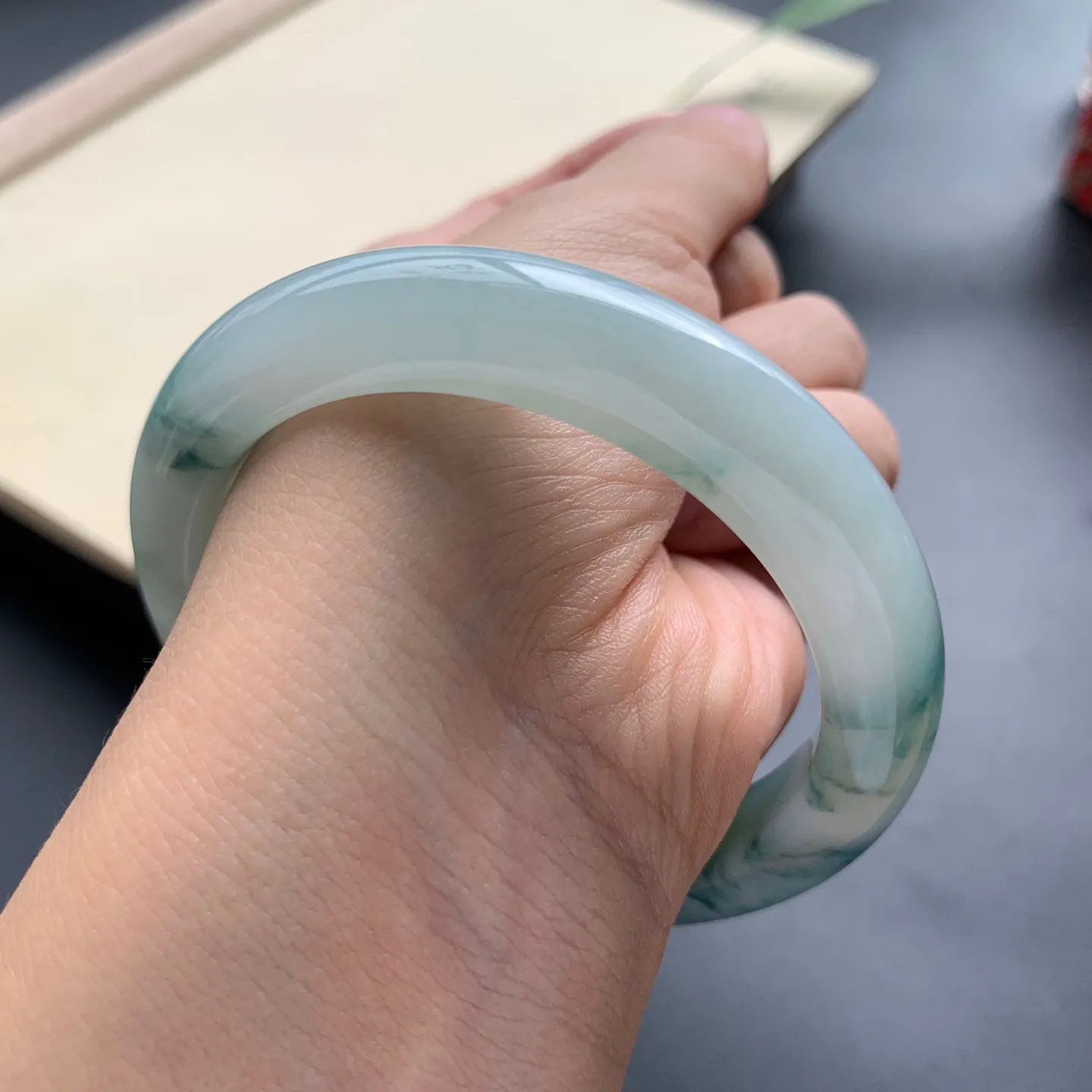 55.3圈口飘花正圈手镯 尺寸：55.3-10.6-9，无纹裂，细腻光滑，花色浓郁