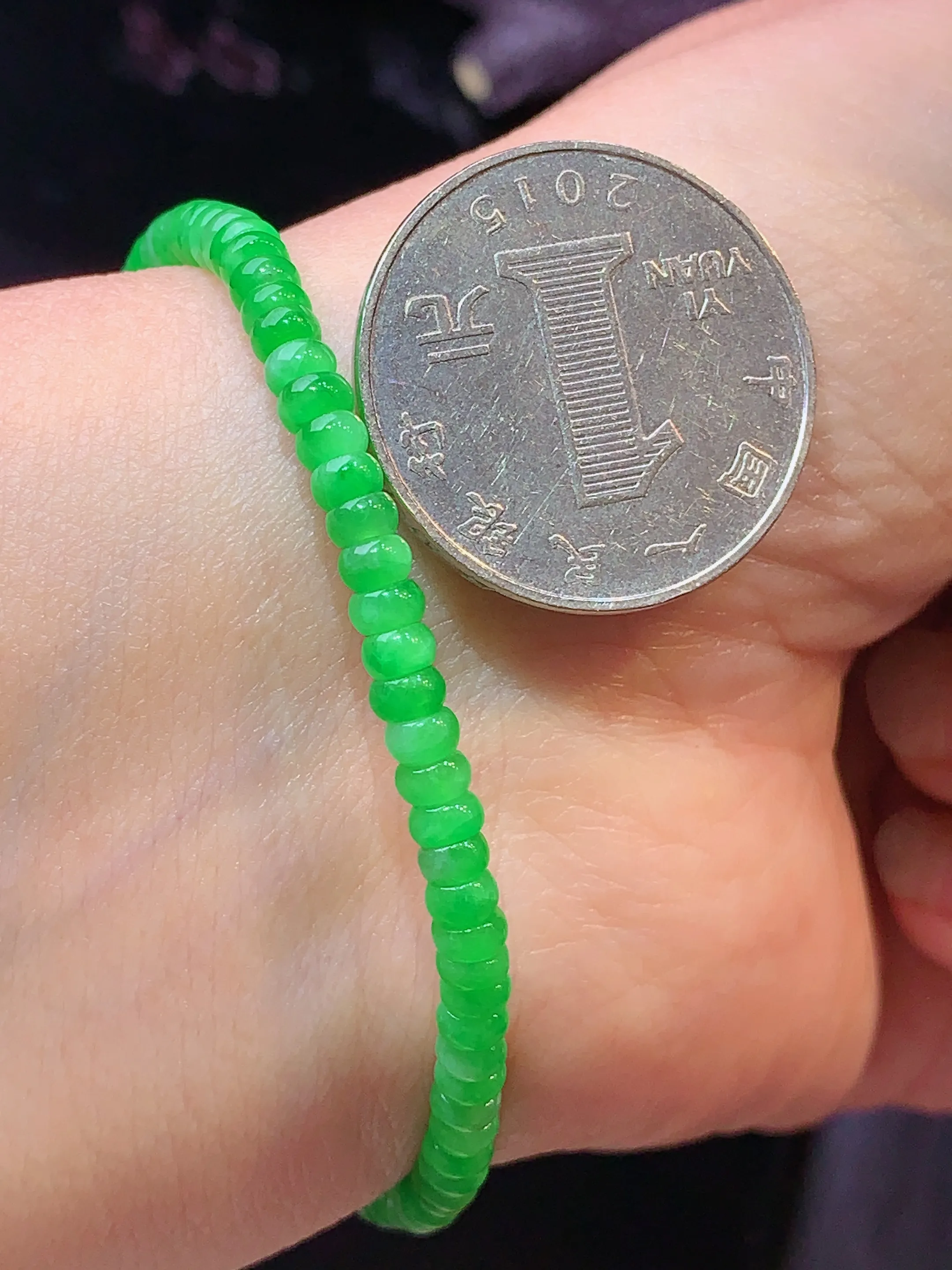 翠绿算盘珠手链 玉质细腻 色泽清新艳丽 整体尺寸3.6*2.3