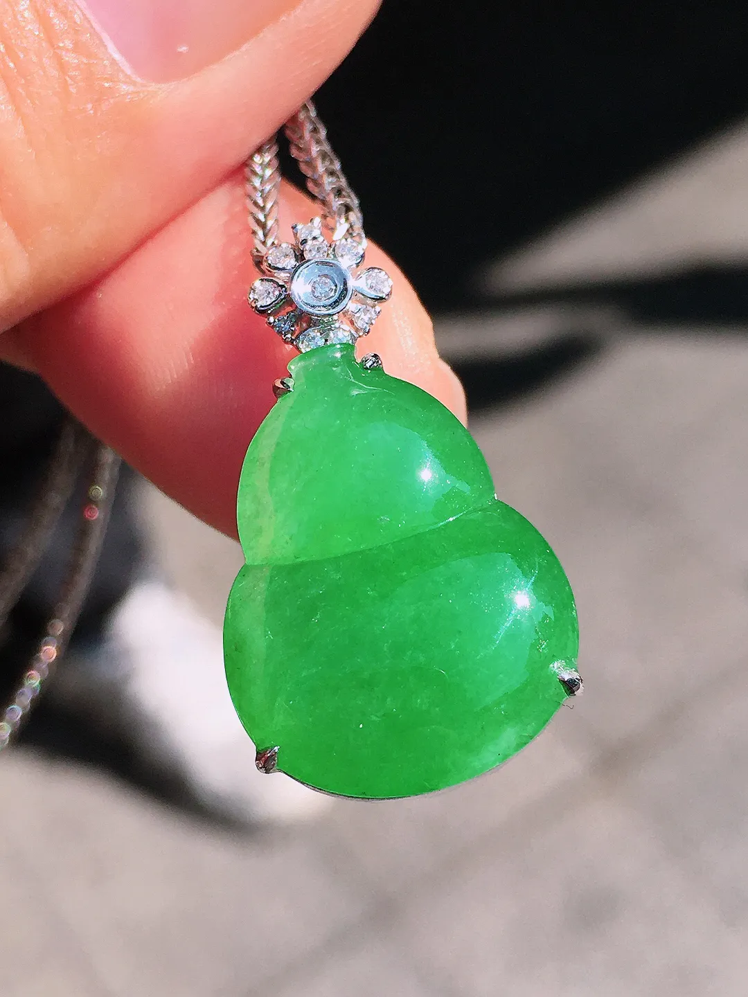 阳绿葫芦吊坠，色泽均匀艳丽，玉质细腻，荧光感超
强，饱满圆润，尽显优雅气质，18k
金豪华镶嵌