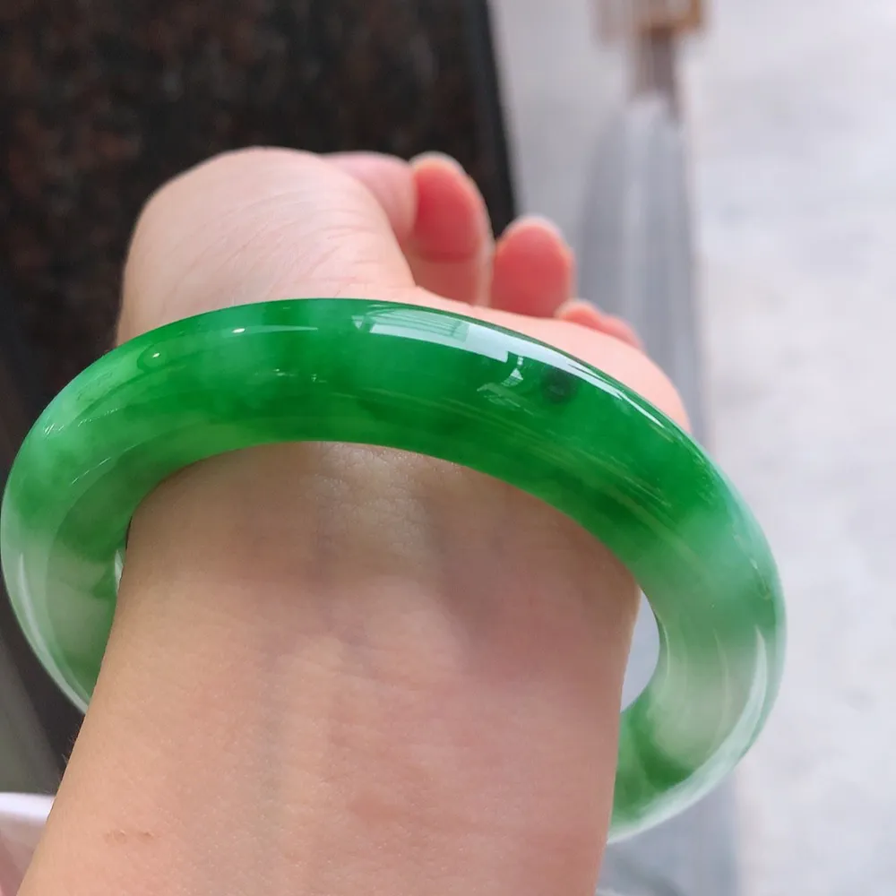 圆条一大节辣绿 无瑕 尺寸:57.4/12.1 色辣