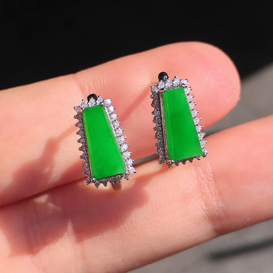 阳绿马鞍耳钉，色泽均匀艳丽，玉质细腻，荧光感超
强，饱满圆润，尽显优雅气质，18k
金豪华镶嵌