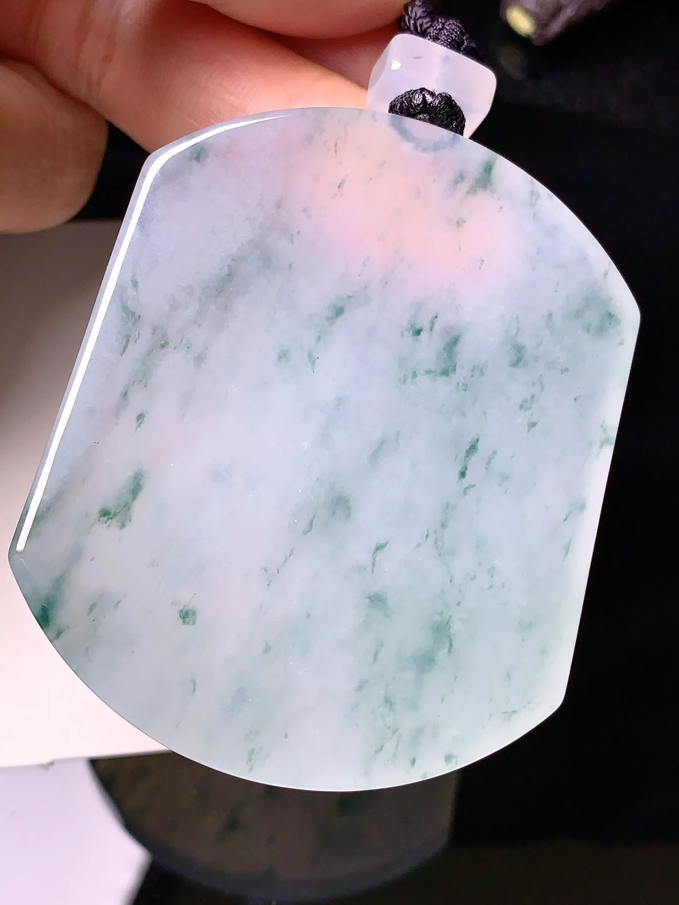 冰种飘花无事牌吊坠 玉质细腻 色泽清新艳丽 整体尺寸56.6*46*6.5