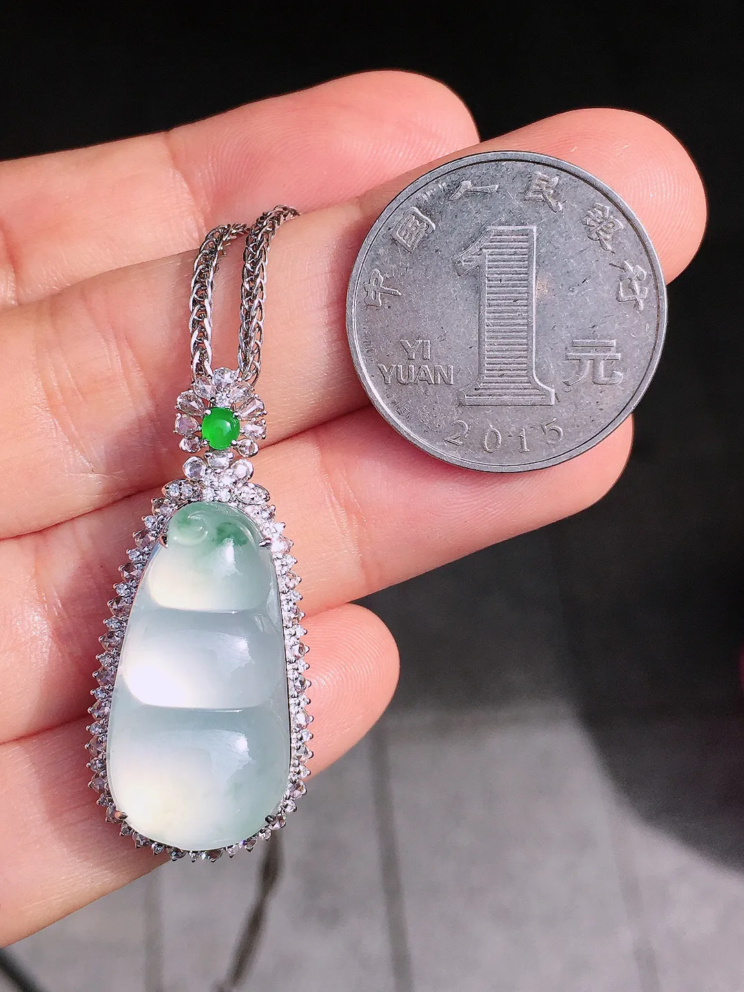 冰飘花福豆吊坠，色泽艳丽，玉质细腻，荧光感超
强，饱满圆润，尽显优雅气质，18k
金豪华镶嵌