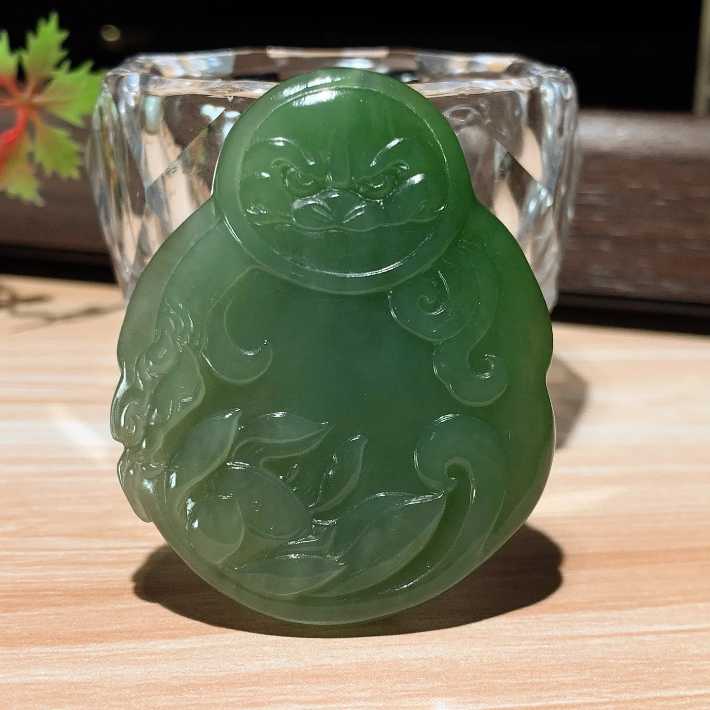 和田玉阳绿俄罗斯碧玉佛引福来挂件。尺寸54/43/12重42.8克。玉质细腻油润。手推出油。佩戴高端典雅。lt251114