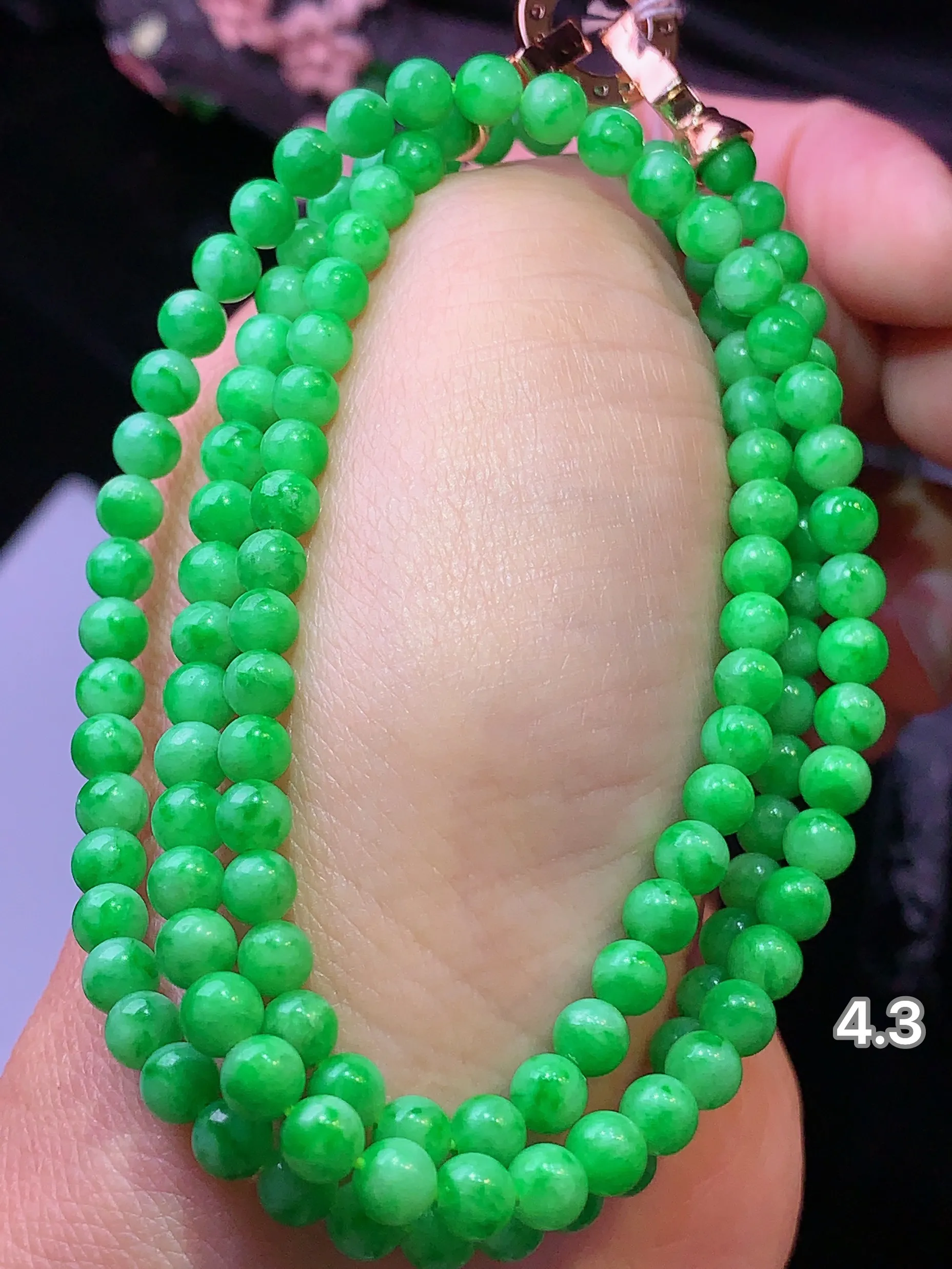 翠绿圆珠项链 玉质细腻 色泽清新 艳丽 整体尺寸4.3