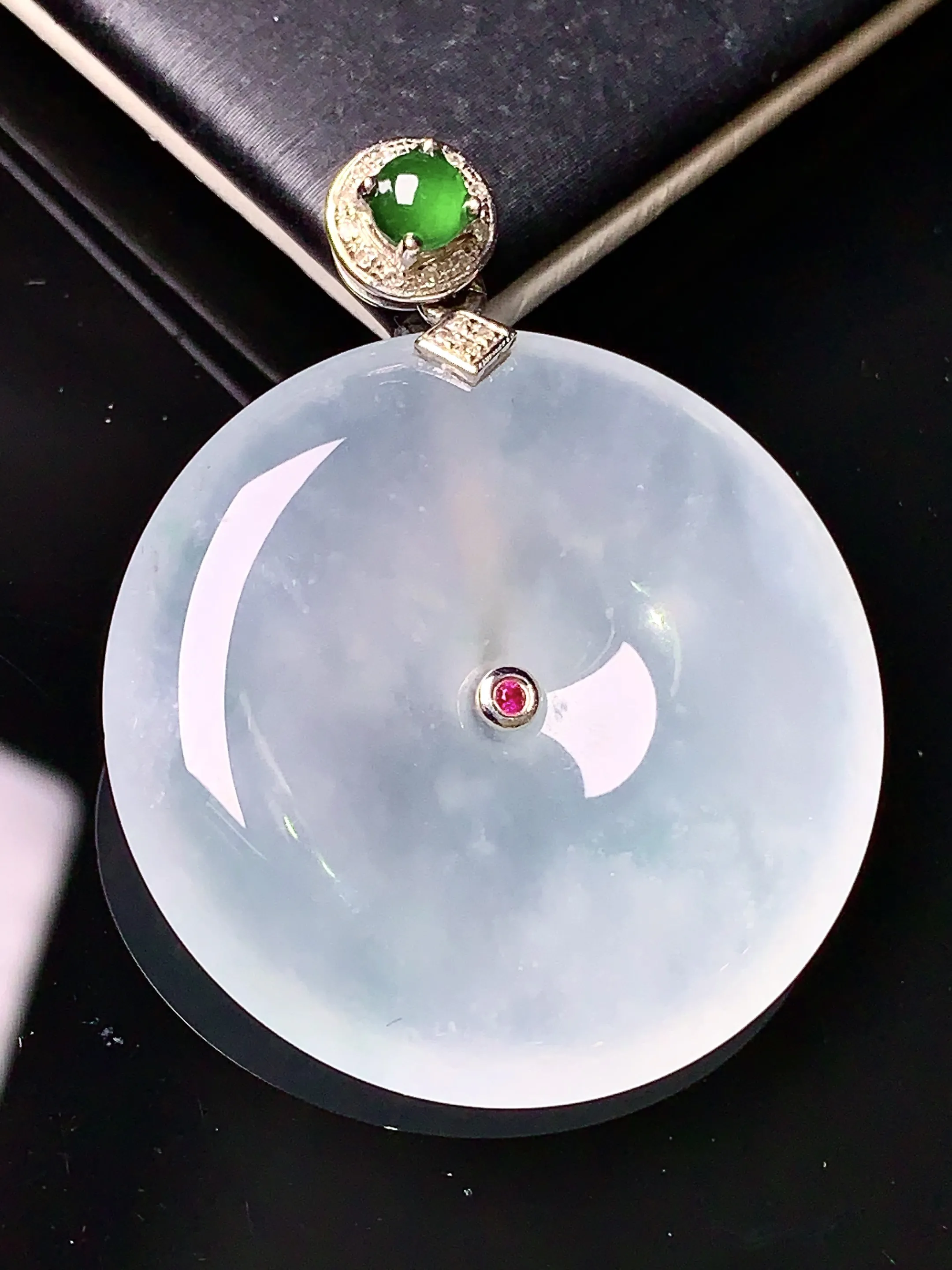 18k金镶嵌冰种平安扣吊坠 玉质细腻 色泽清新艳丽 整体尺寸39.2*31.3*6