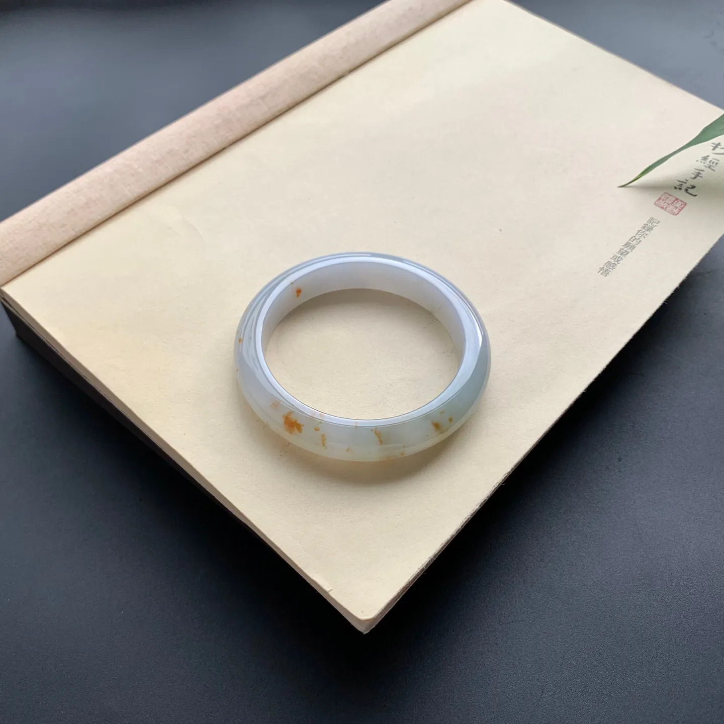 58.2圈囗飘黄翡正圈手镯 尺寸：58.2-12-8.8，无纹裂，细腻光滑，色泽亮丽