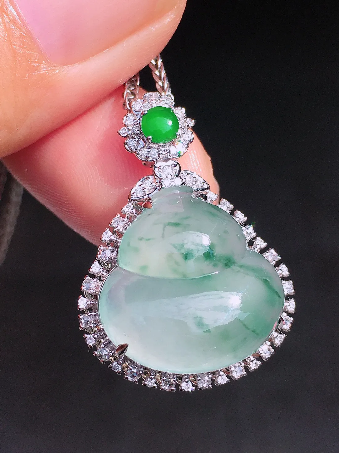 冰飘绿葫芦吊坠，色泽艳丽，玉质细腻，荧光感超
强，饱满圆润，尽显优雅气质，18k
金豪华镶嵌
