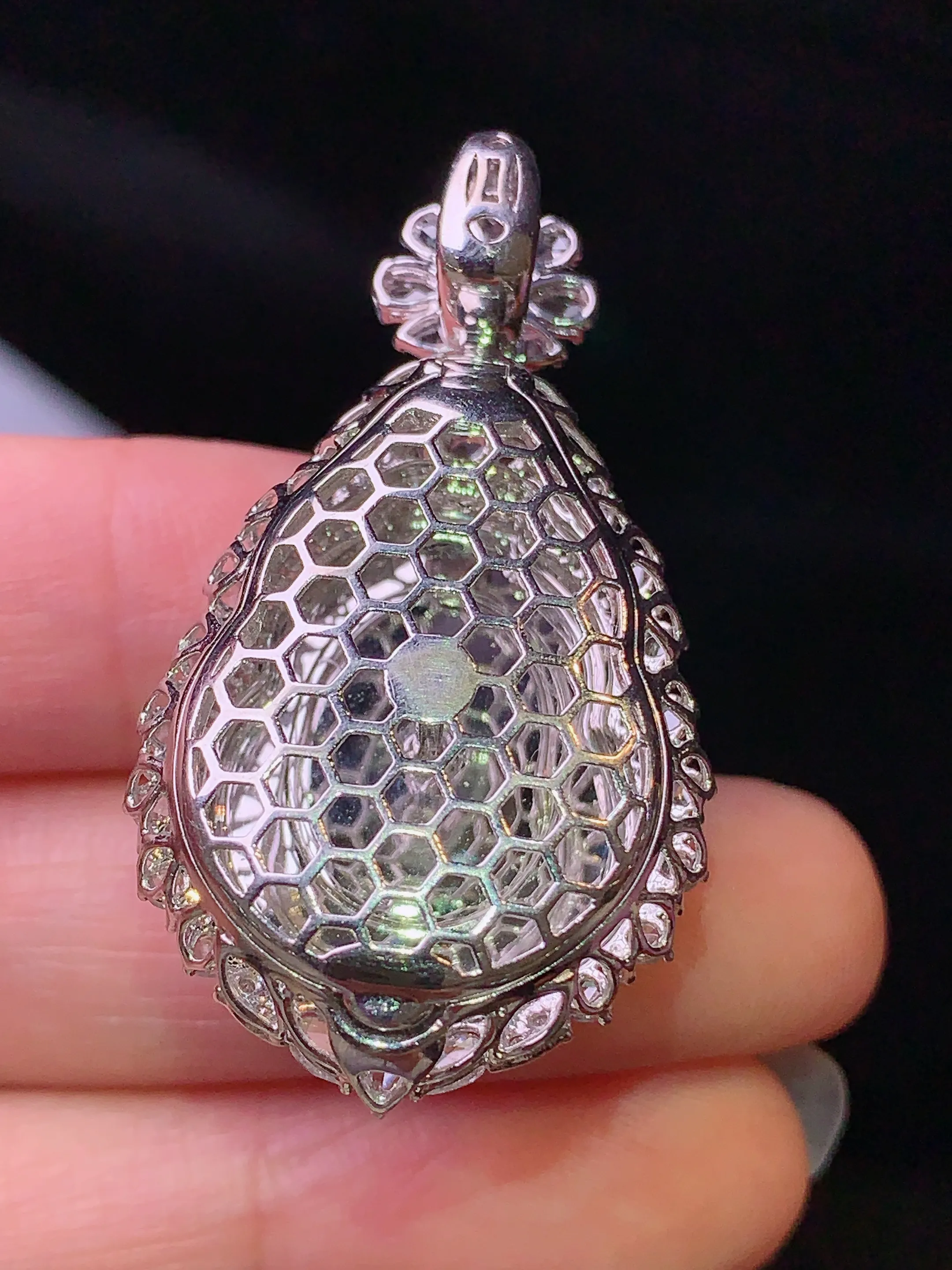 18k金钻镶嵌满绿葫芦吊坠 玉质细腻 色泽清新艳丽 整体尺寸40*22.5*16.7